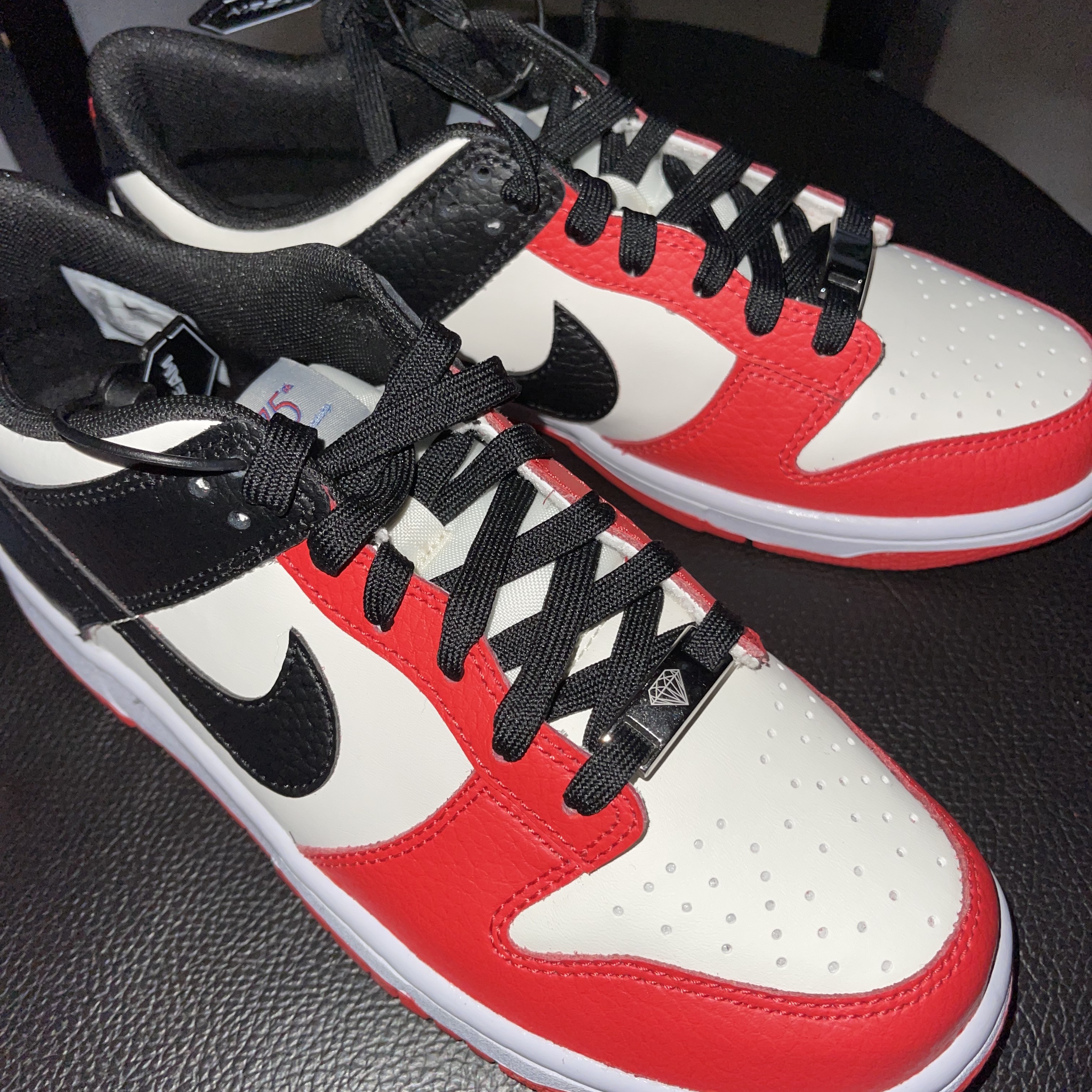 (GS) Nike x NBA Dunk Low Black and Chile Red 착용 스타일 - 3