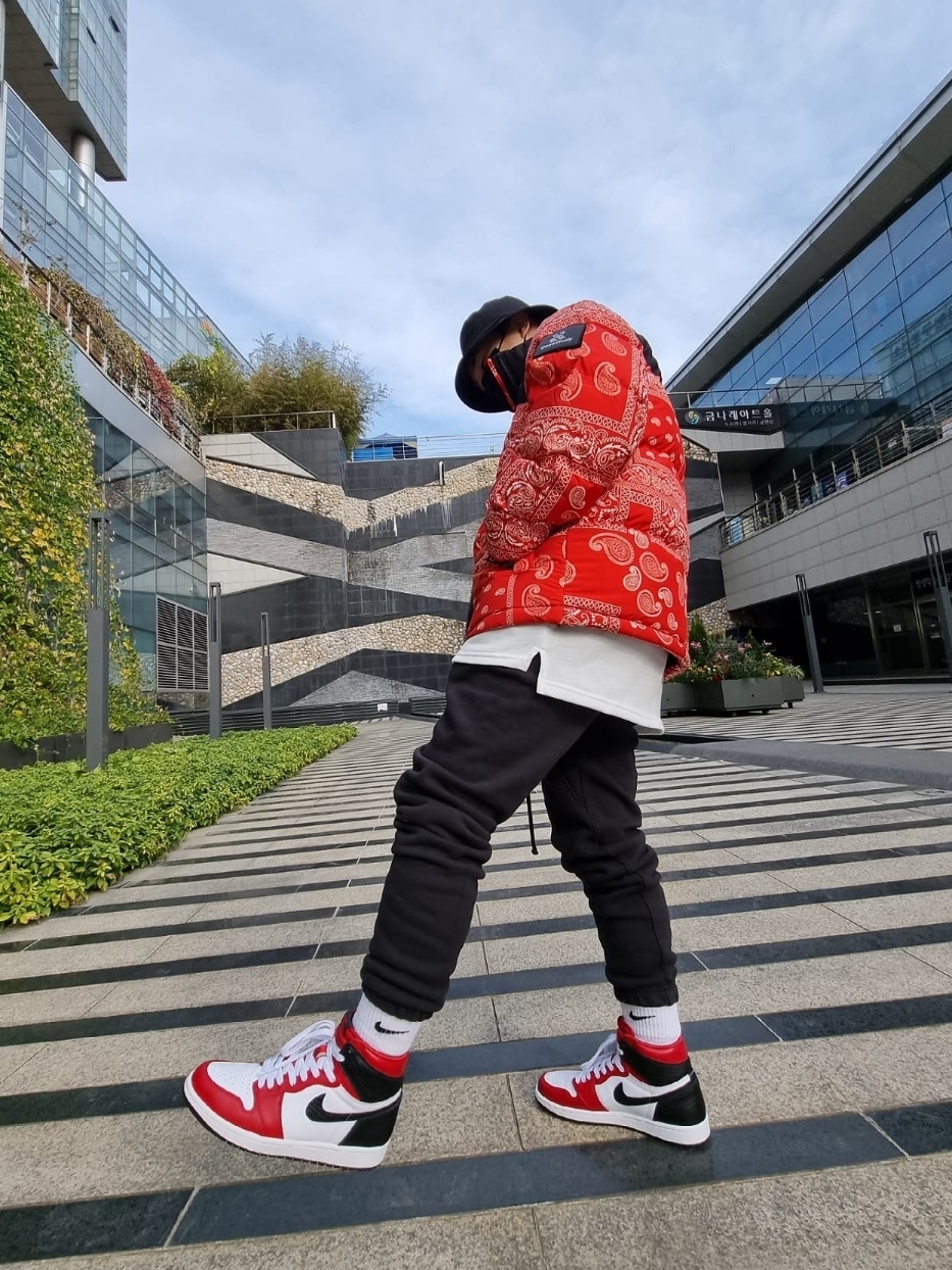 The North Face Nuptse Down Jacket Red, (W) Jordan 1 Retro High Satin Red 착용 스타일 - 3