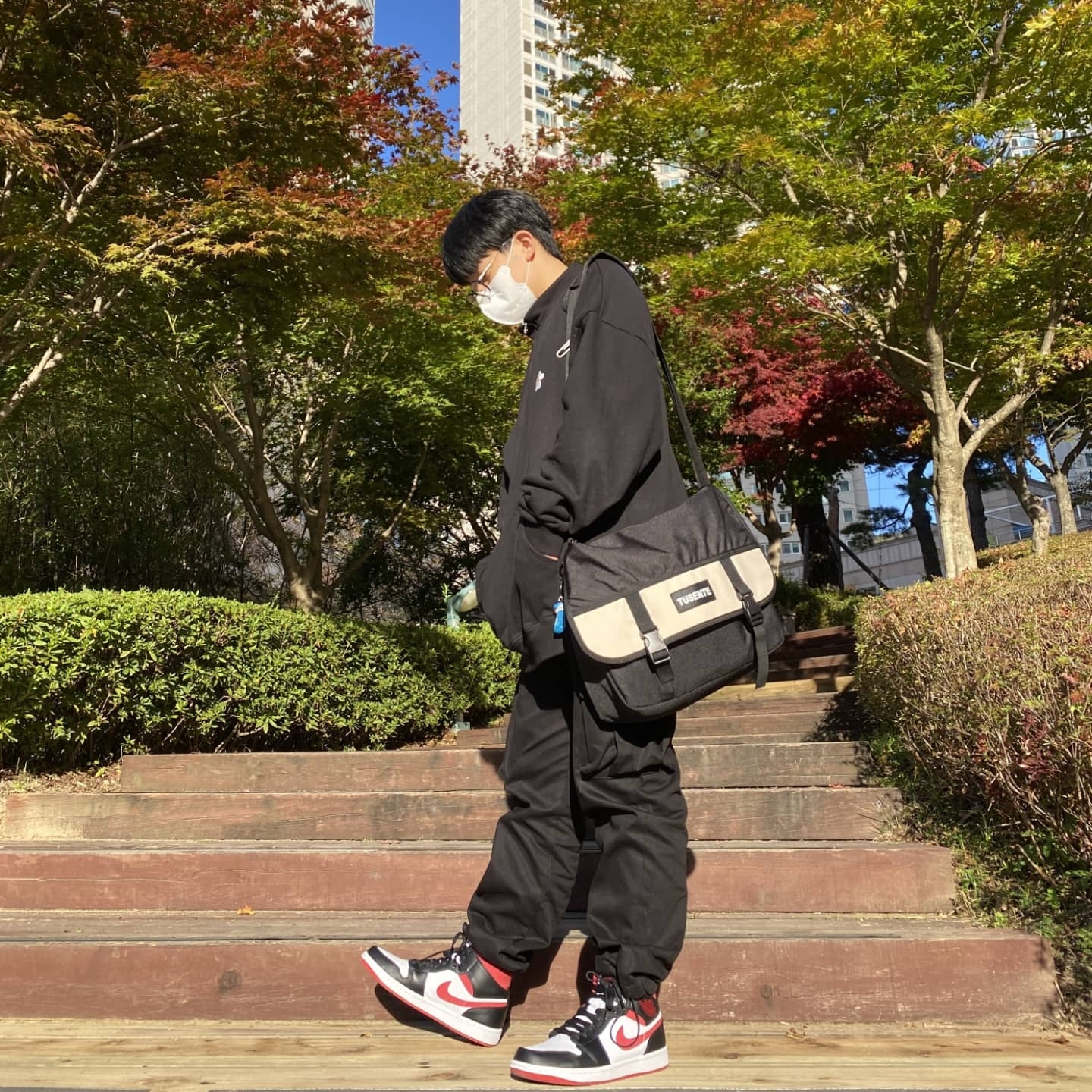 Jordan 1 Mid Gym Red Black White 착용 스타일 - 1