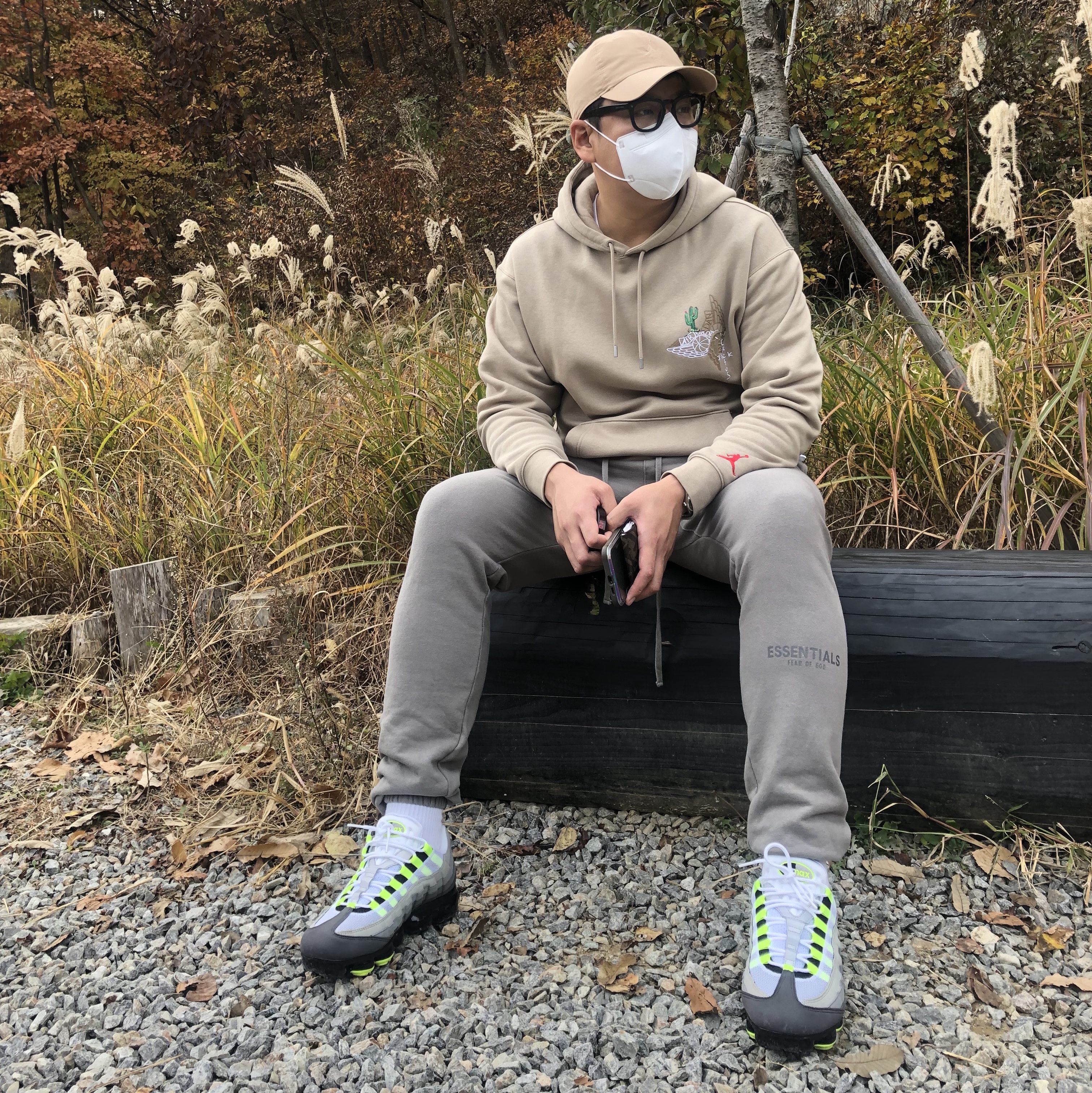 Nike Air VaporMax 95 Neon, Essentials Sweatpants Taupe - 21SS 착용 스타일