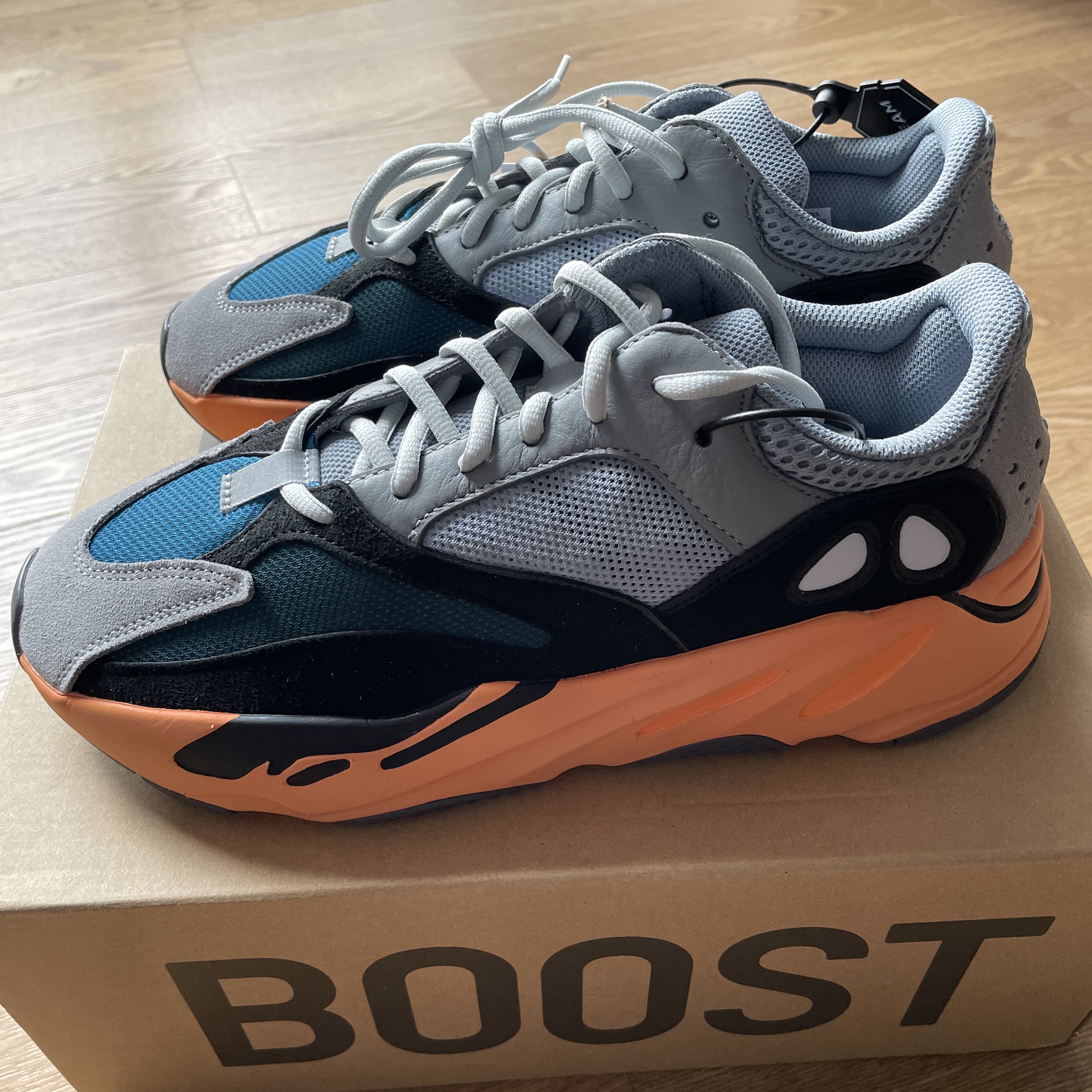 Adidas Yeezy Boost 700 Wash Orange 착용 스타일 - 3