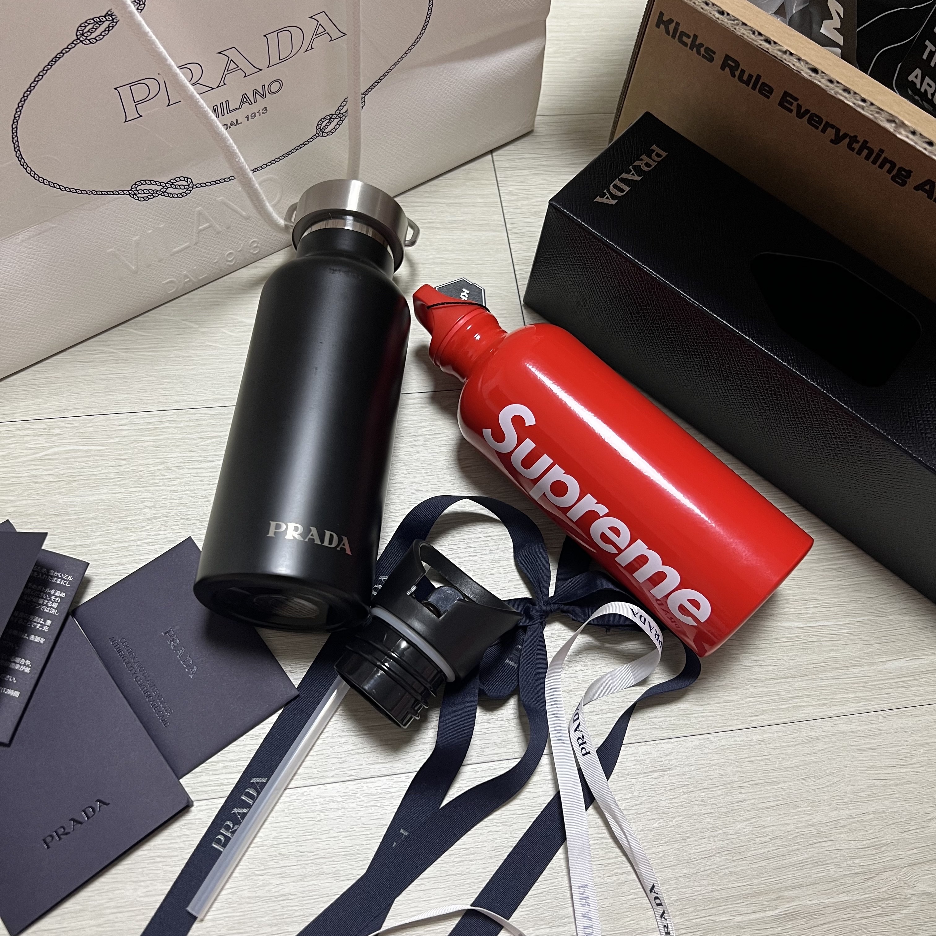Supreme x Sigg Traveller 0.6L Water Bottle Red - 18SS 착용 스타일 - 1