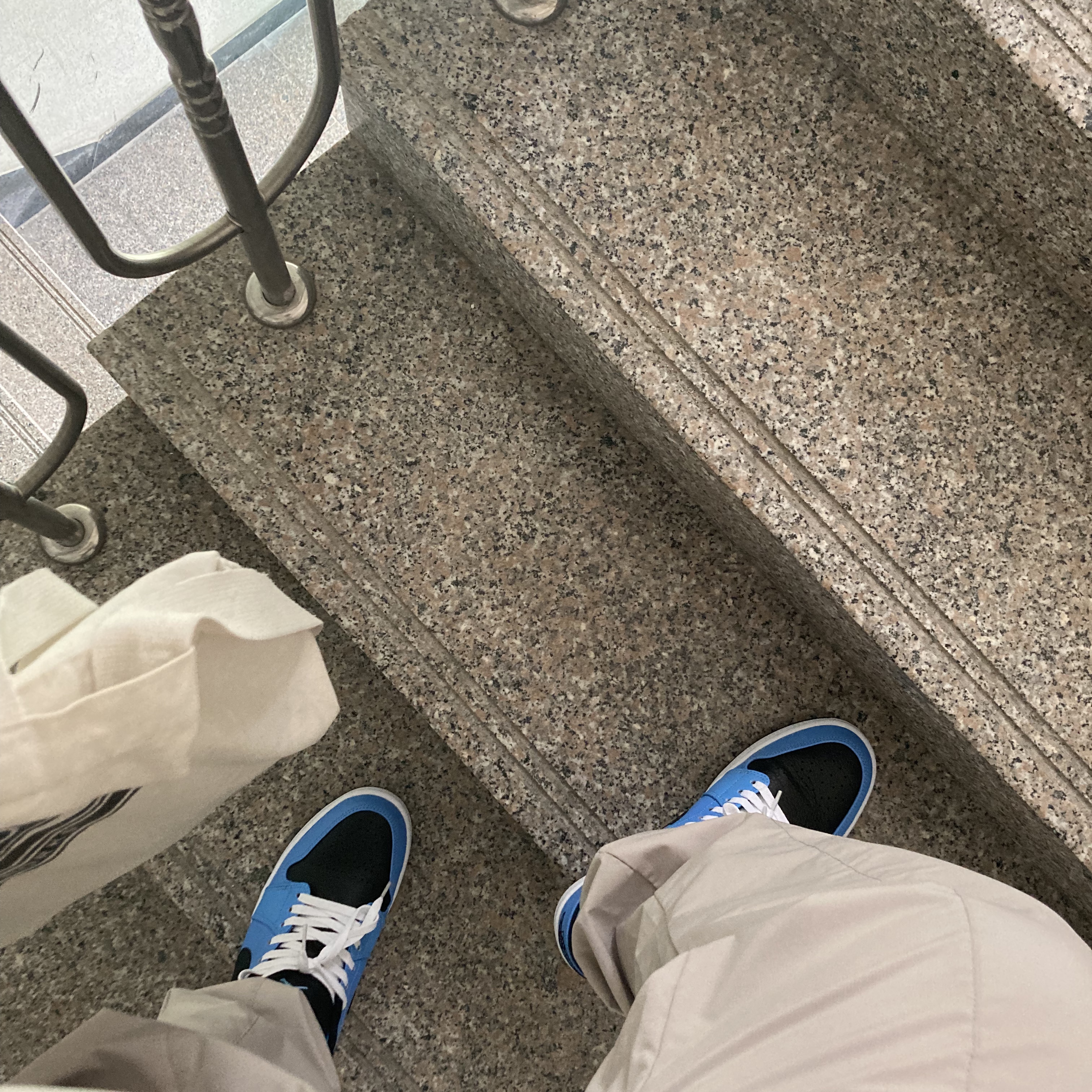 Jordan 1 Low University Blue Black 착용 스타일 - 3