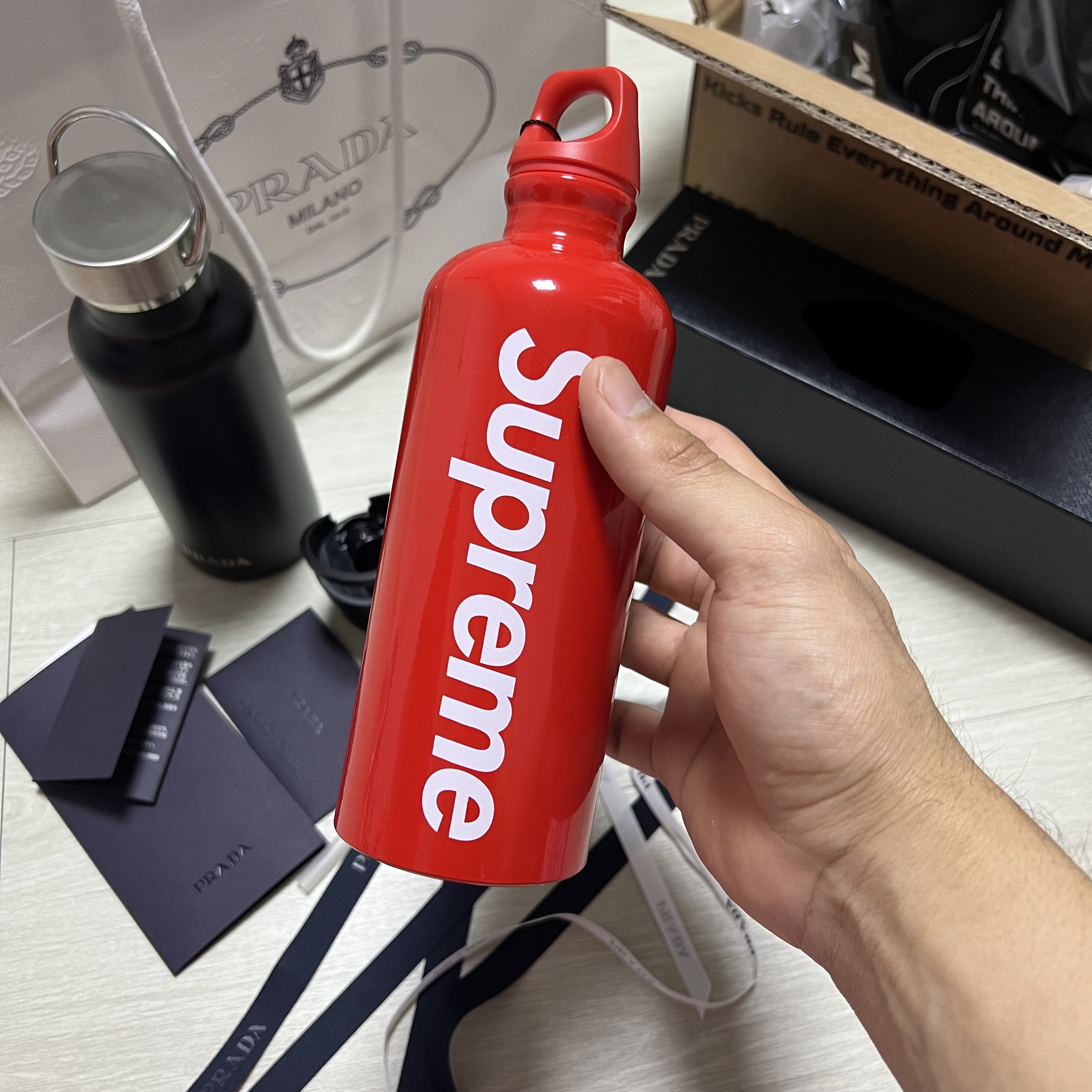 Supreme x Sigg Traveller 0.6L Water Bottle Red - 18SS 착용 스타일 - 4