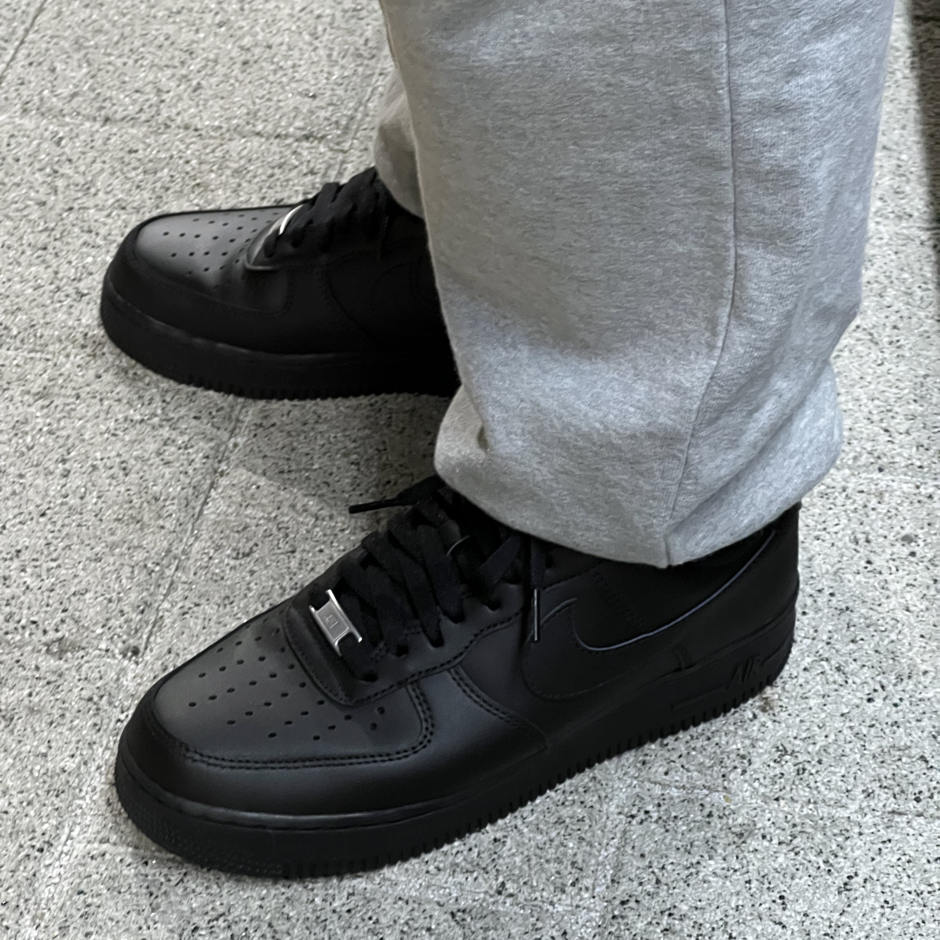 Nike Air Force 1 '07 Low Triple Black 착용 스타일 - 1