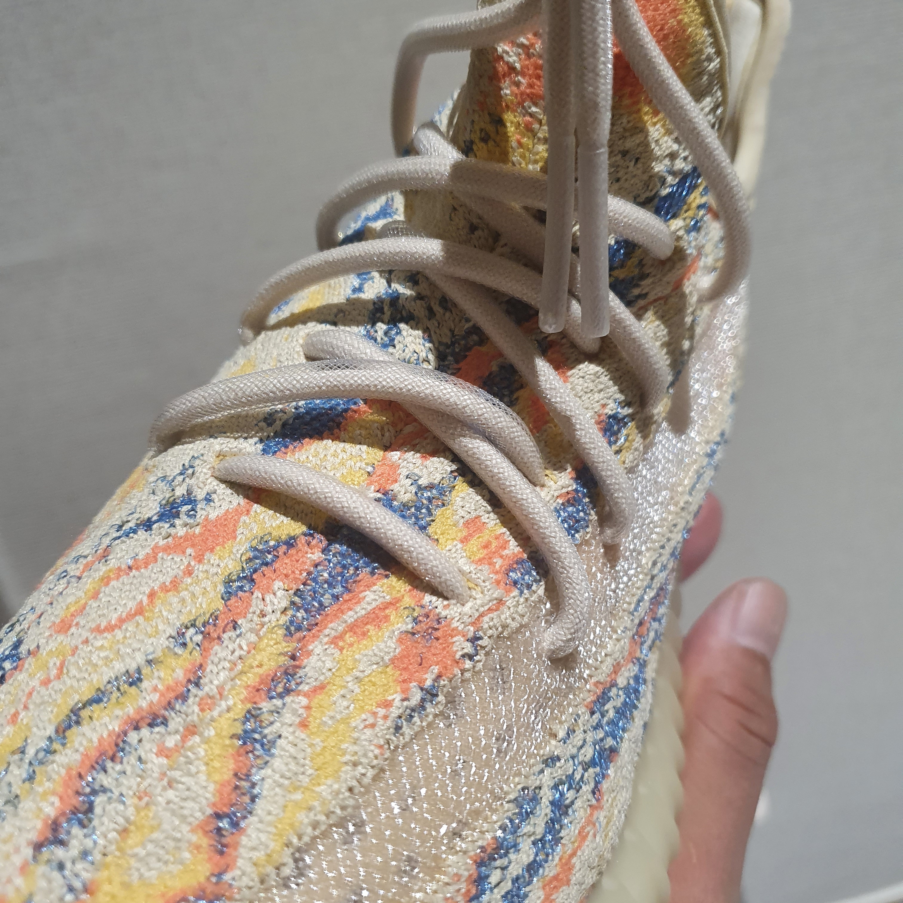 Adidas Yeezy Boost 350 V2 MX Oat 착용 스타일 - 4