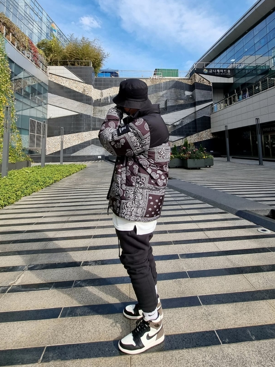 The North Face Nuptse Down Jacket Black, Jordan 1 Retro High OG Black Mocha 착용 스타일 - 5