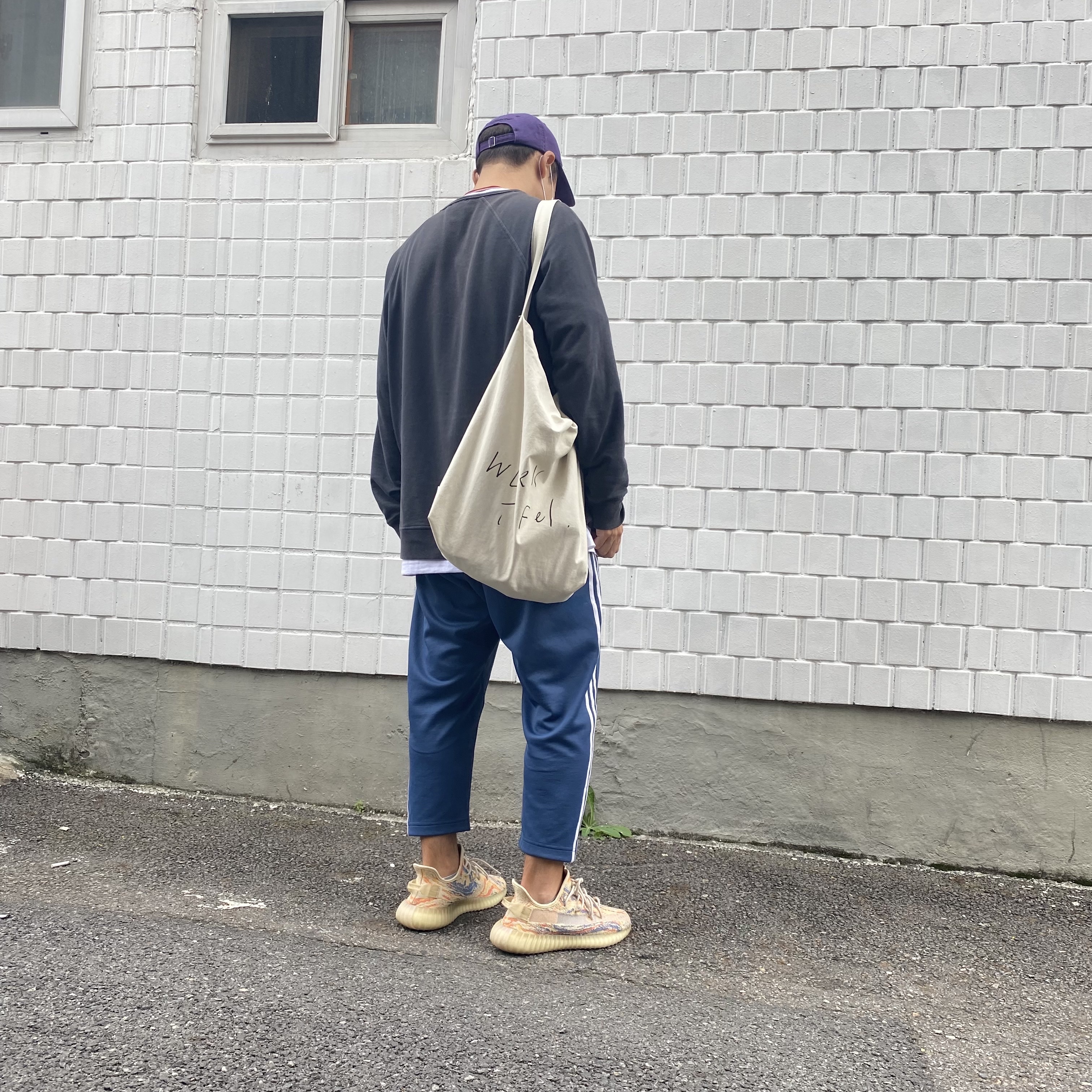 Adidas Yeezy Boost 350 V2 MX Oat 착용 스타일 - 3
