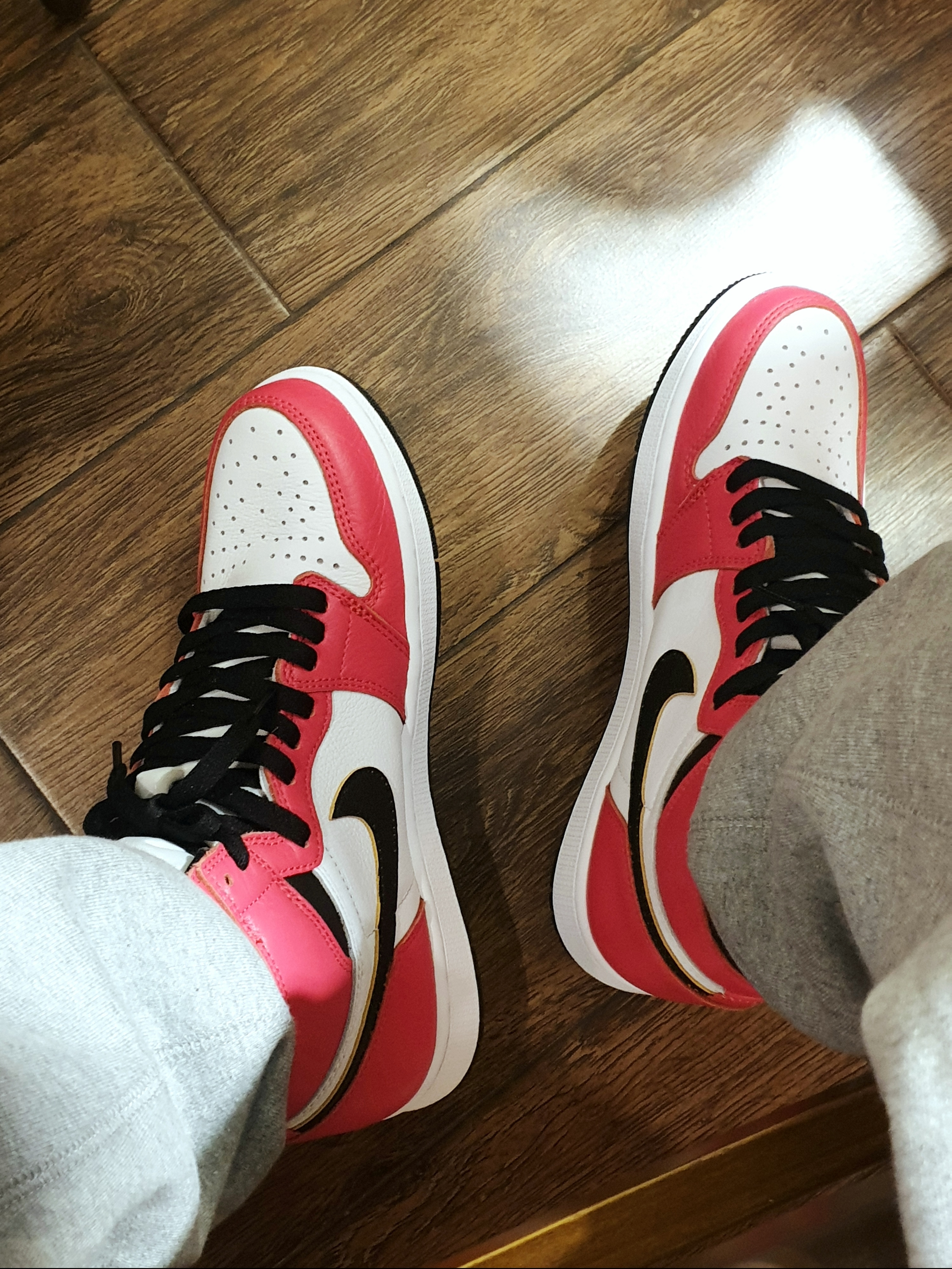 Jordan 1 Retro High OG Light Fusion Red 착용 스타일 - 3