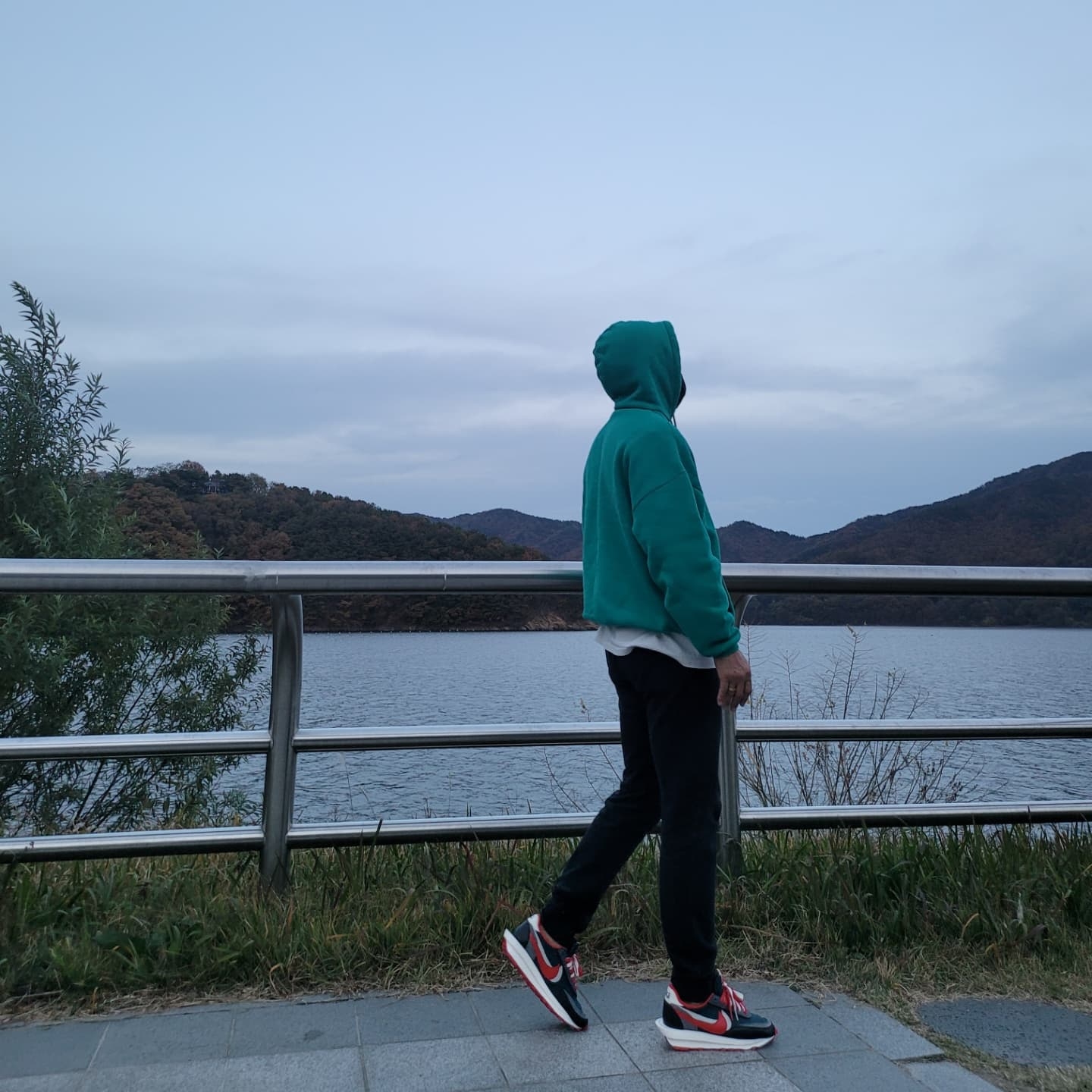 Nike x Sacai x Undercover LDWaffle Midnight Spruce University Red 착용 스타일 - 1