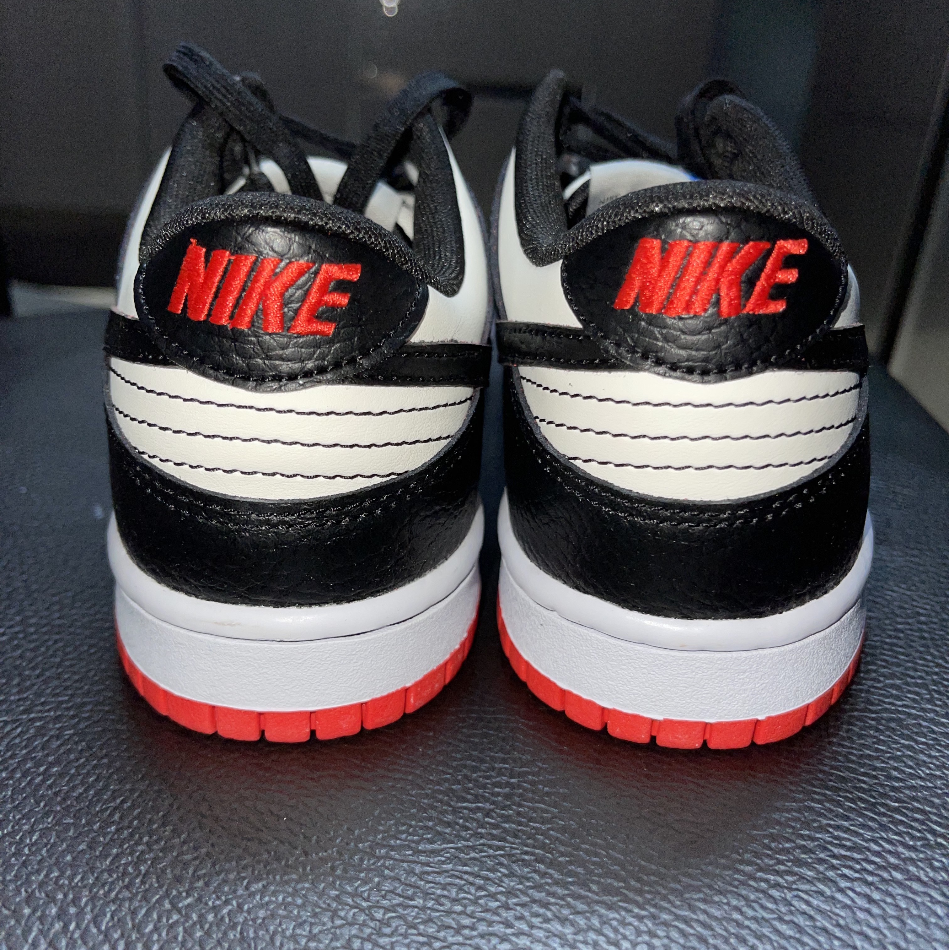 (GS) Nike x NBA Dunk Low Black and Chile Red 착용 스타일 - 1