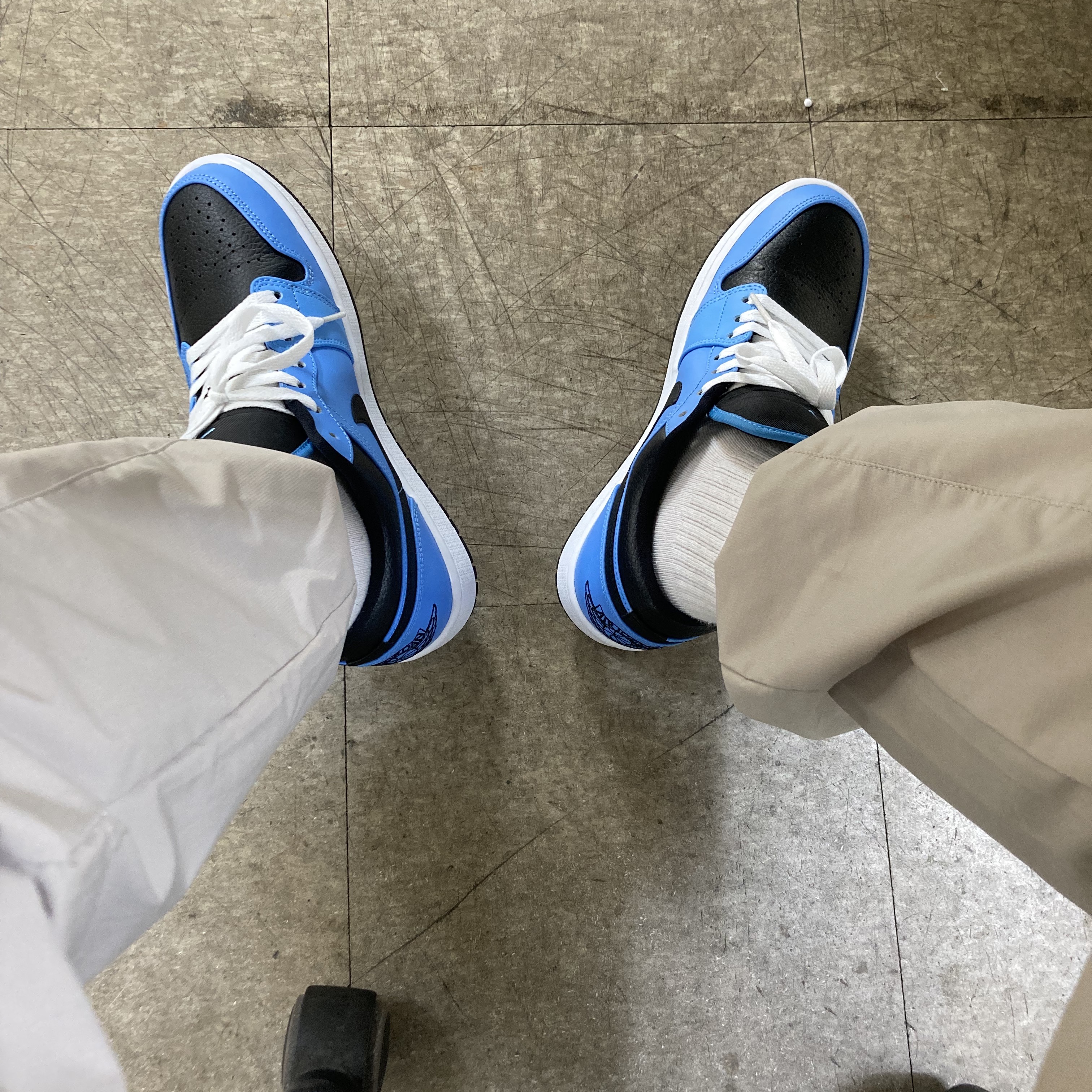 Jordan 1 Low University Blue Black 착용 스타일 - 4