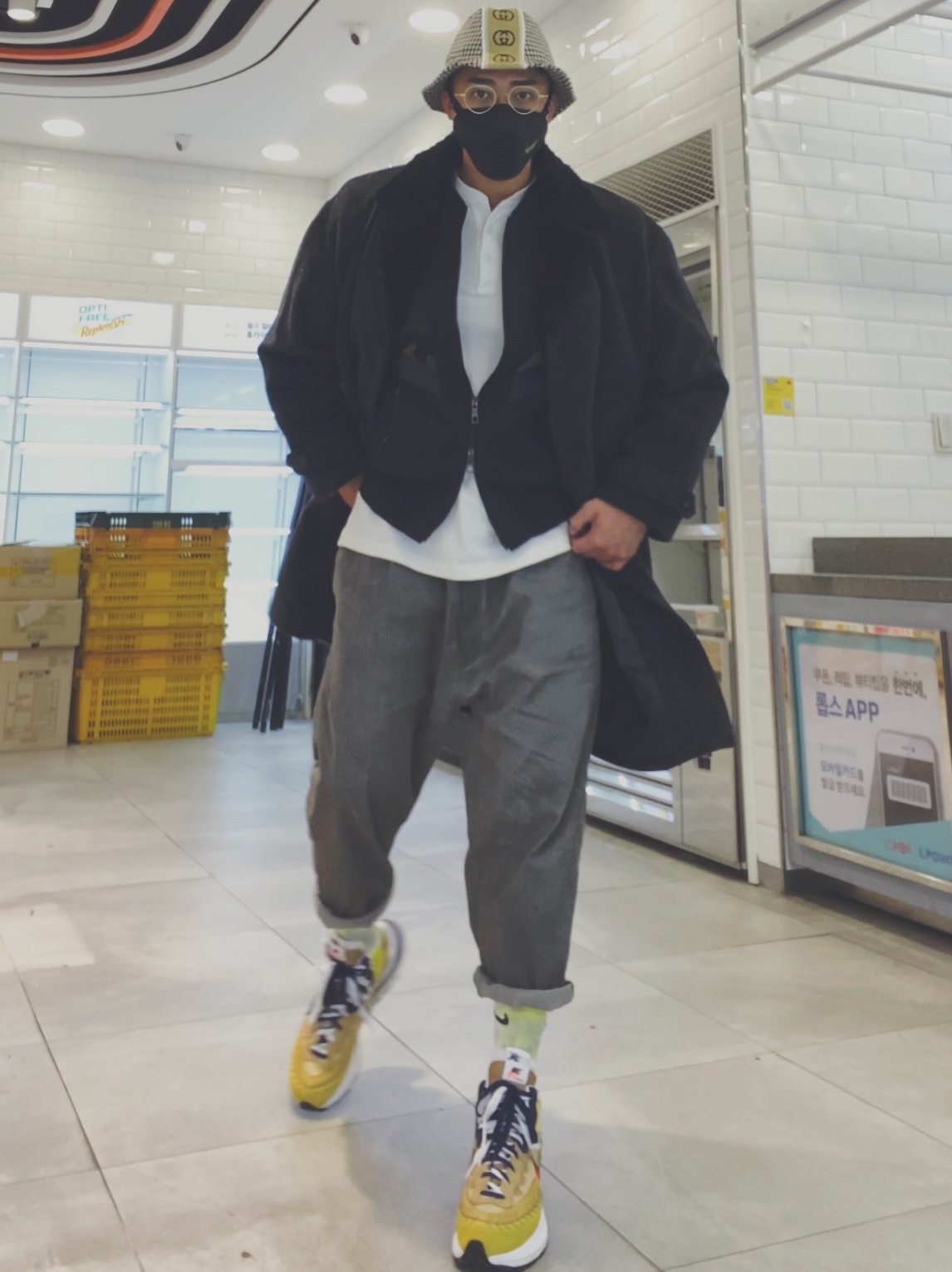 (W) Jordan 11 Retro Animal Instinct Black White, Nike Venturer Performance Face Mask Black 착용 스타일 - 5