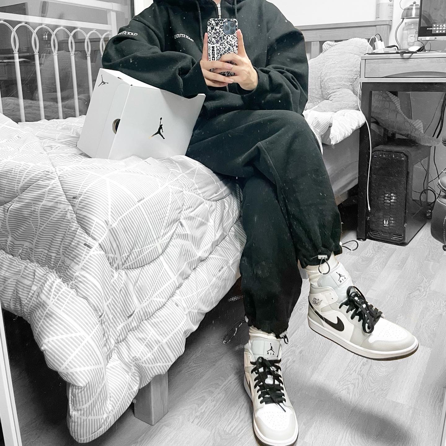 (W) Jordan 1 Mid Grey Fog 착용 스타일 - 1