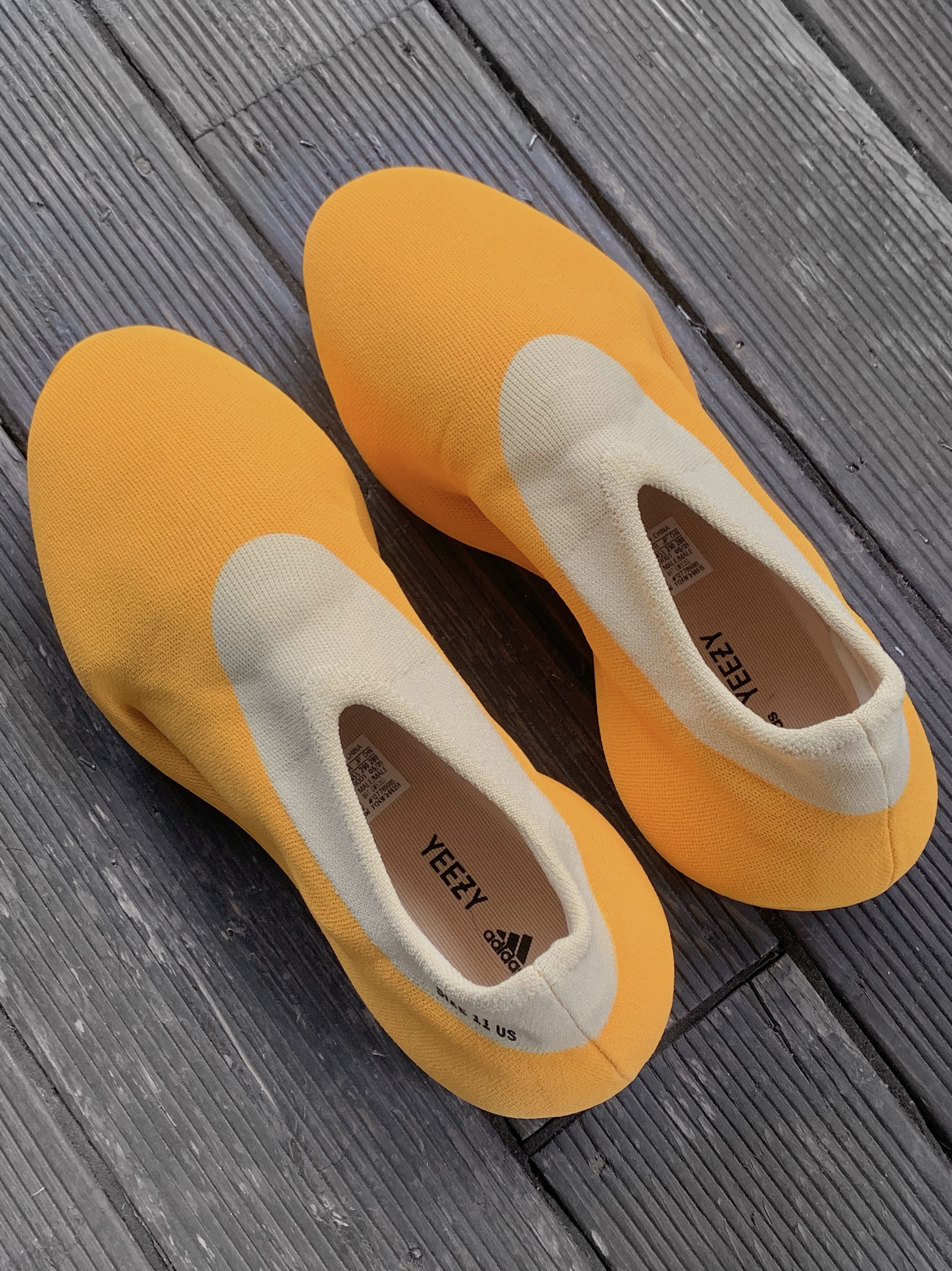 Adidas Yeezy Knit RNR Sulfur 착용 스타일 - 1