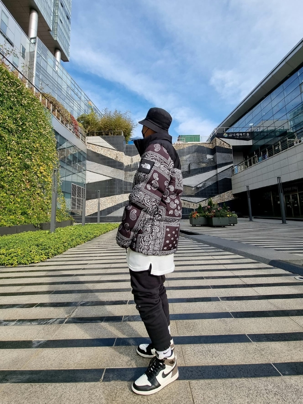 The North Face Nuptse Down Jacket Black, Jordan 1 Retro High OG Black Mocha 착용 스타일 - 2