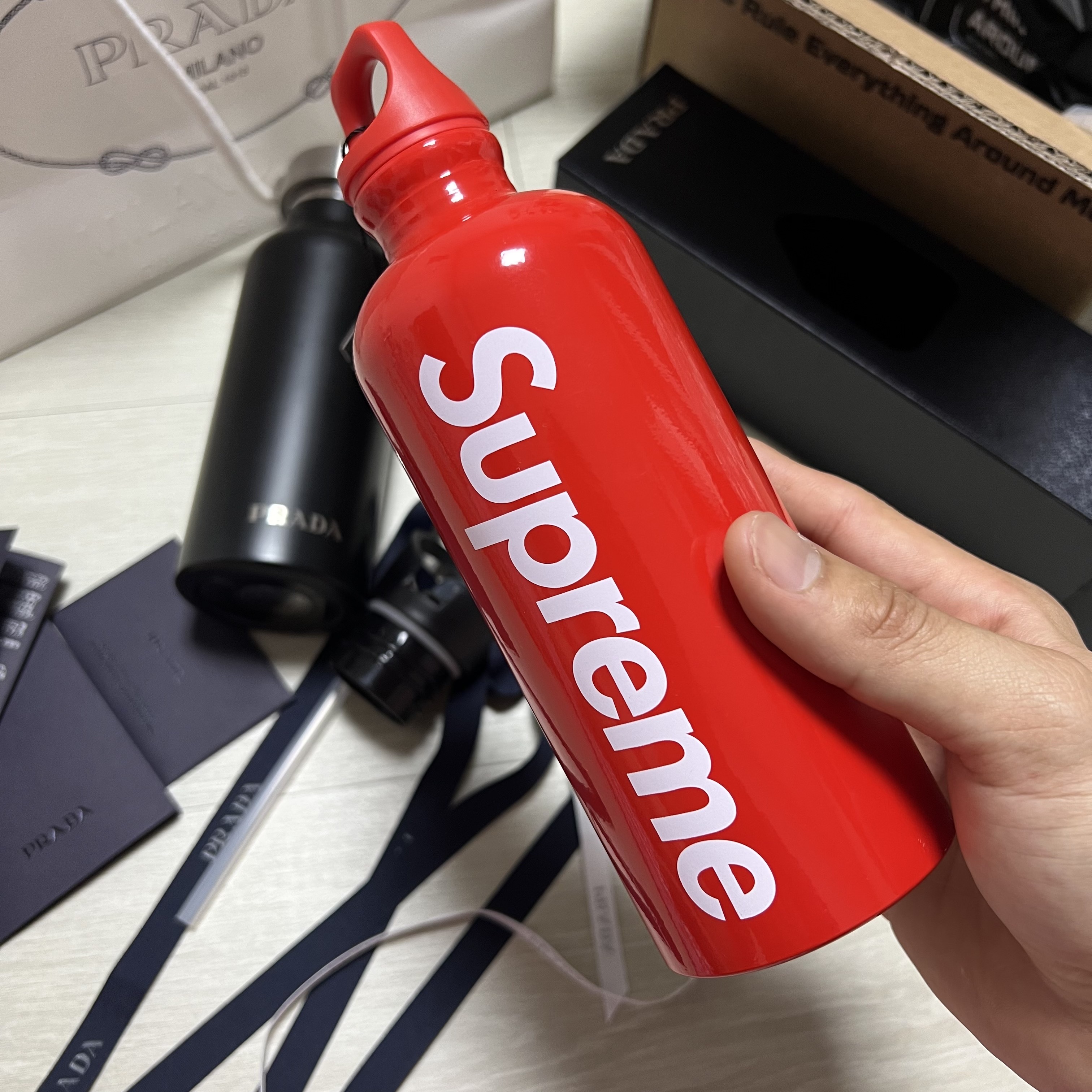 Supreme x Sigg Traveller 0.6L Water Bottle Red - 18SS 착용 스타일 - 2