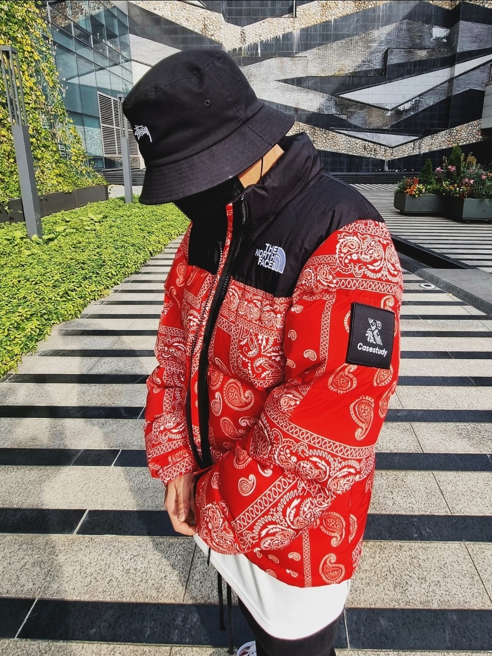 The North Face Nuptse Down Jacket Red, (W) Jordan 1 Retro High Satin Red 착용 스타일 - 4
