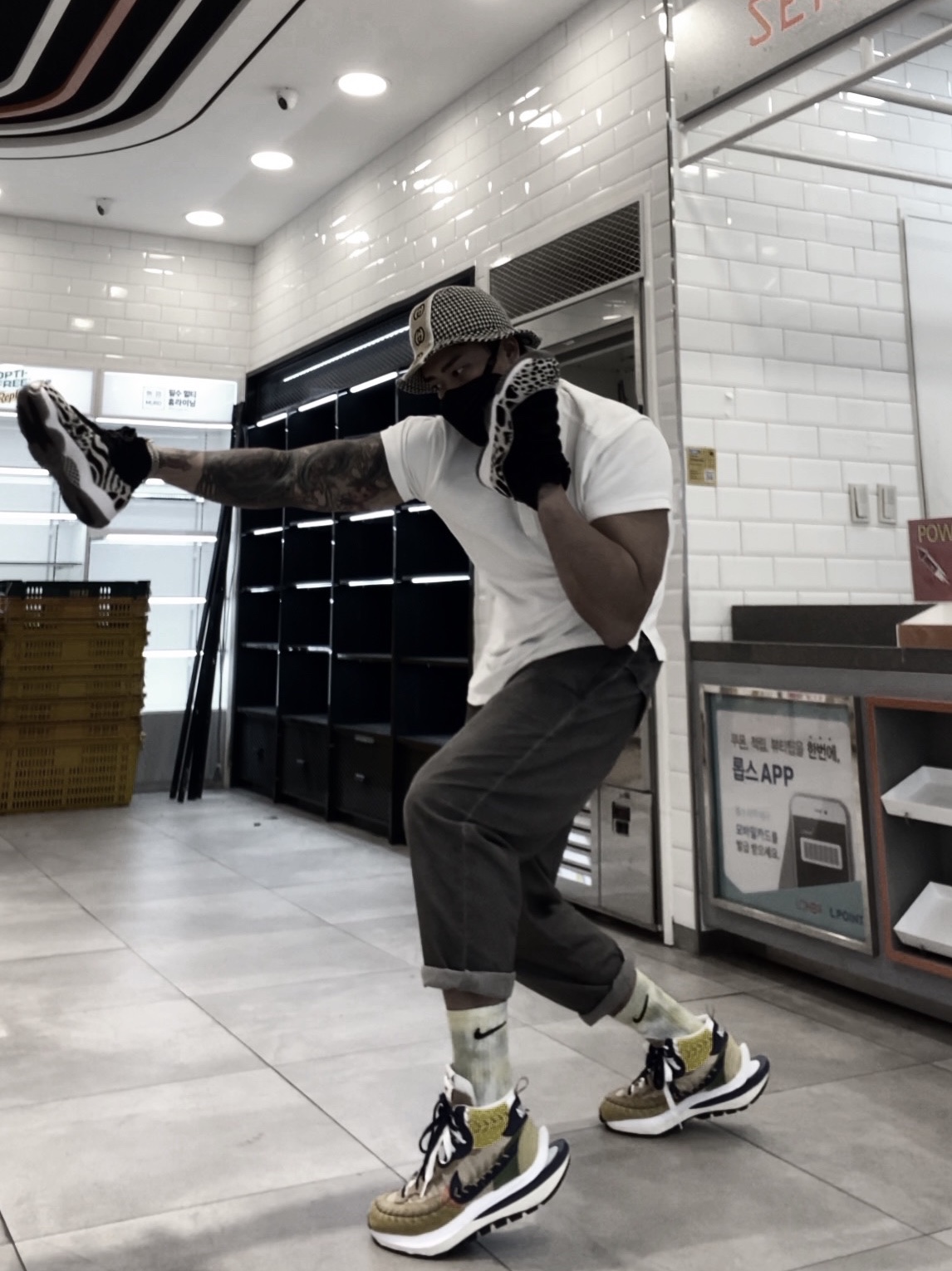 Nike x Sacai x Jean Paul Gaultier VaporWaffle Sesame Blue Void, (W) Jordan 11 Retro Animal Instinct Black White 착용 스타일 - 5