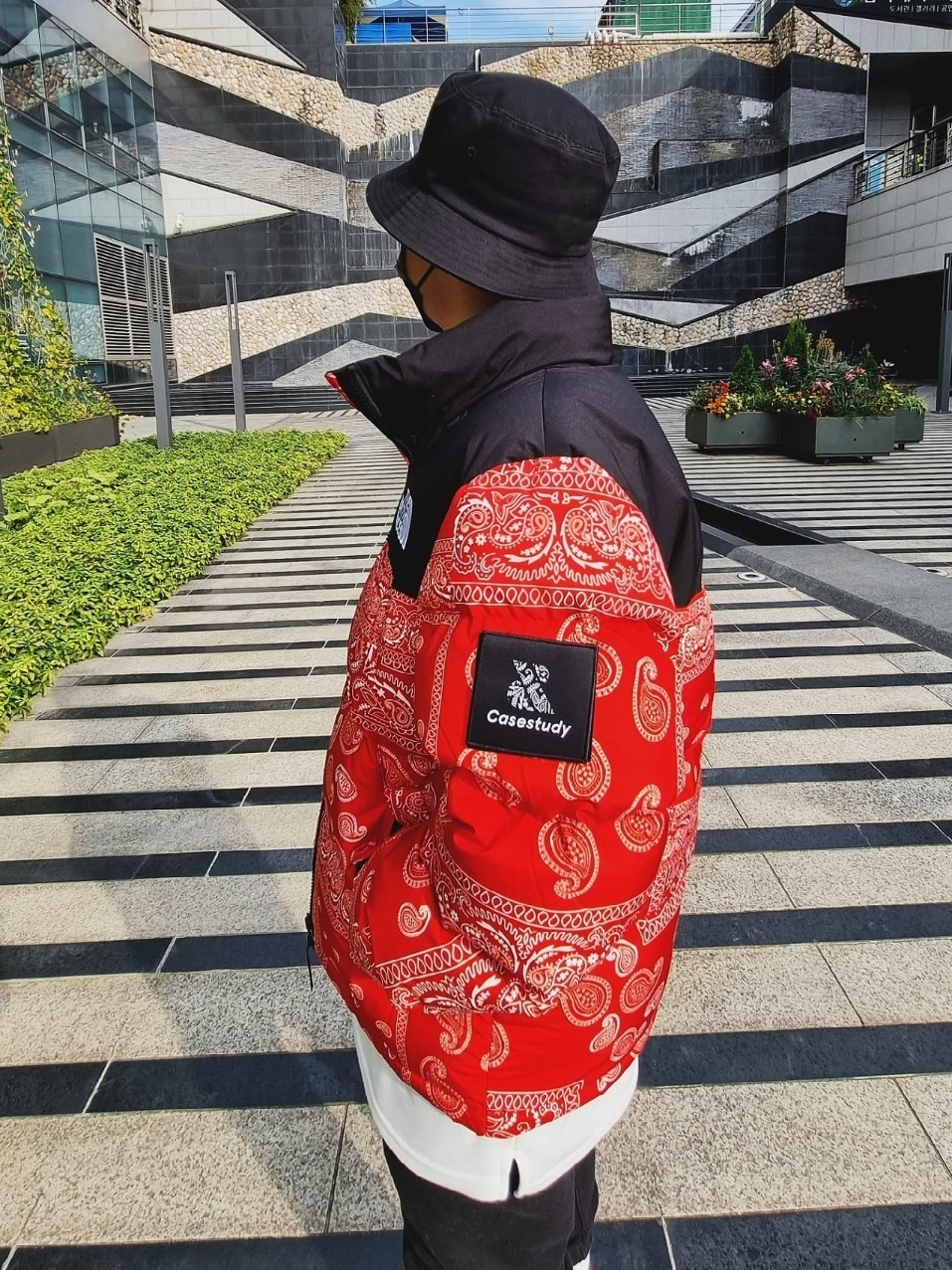 The North Face Nuptse Down Jacket Red, (W) Jordan 1 Retro High Satin Red 착용 스타일 - 2