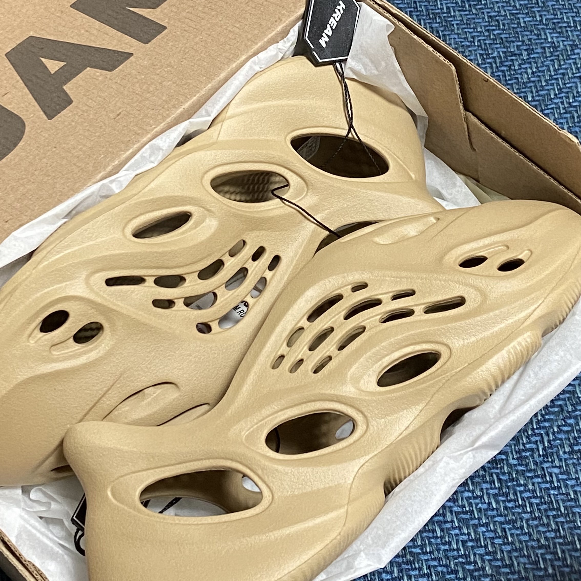 Adidas Yeezy Foam RNNR Ochre 착용 스타일
