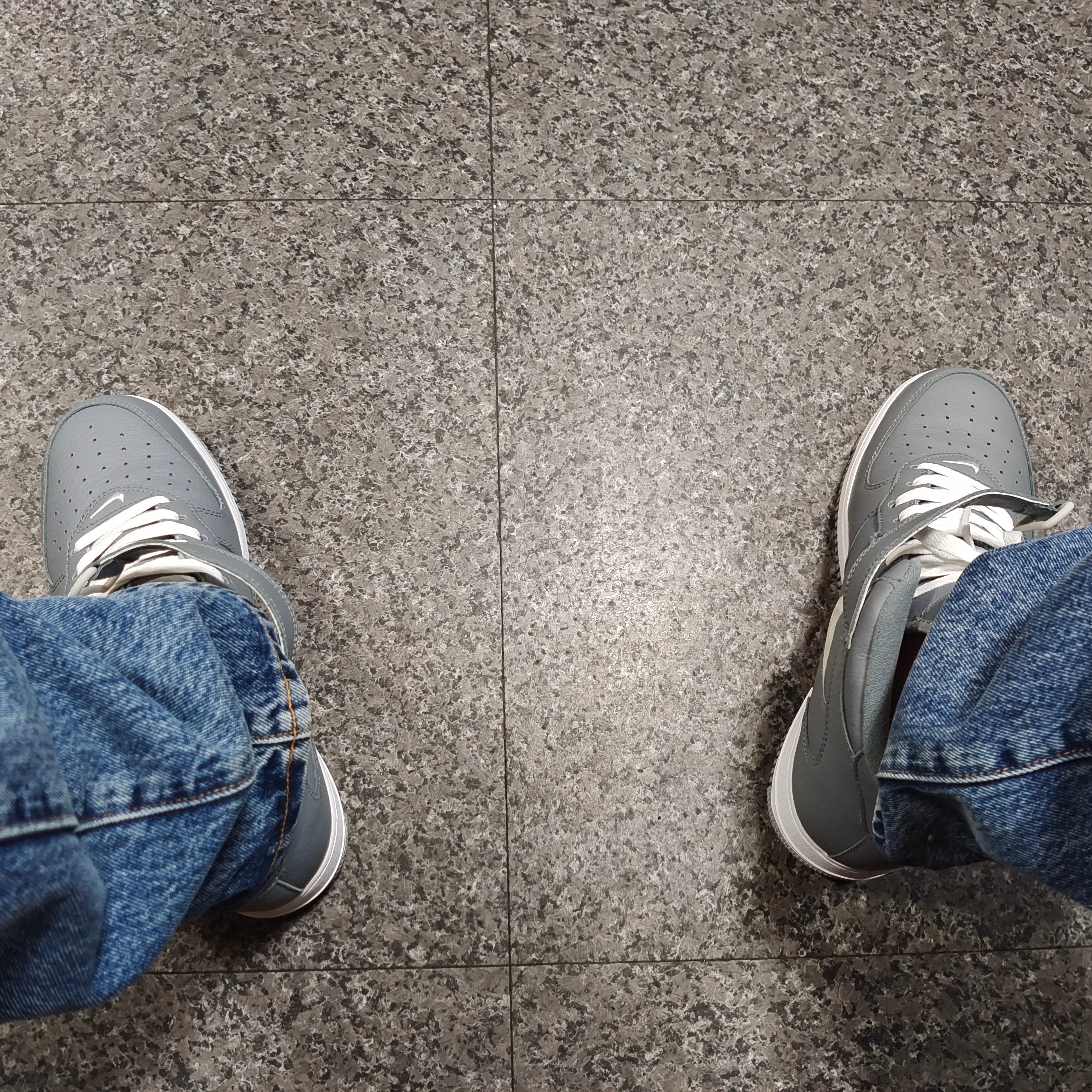 Nike Air Force 1 Mid QS NYC Cool Grey 착용 스타일