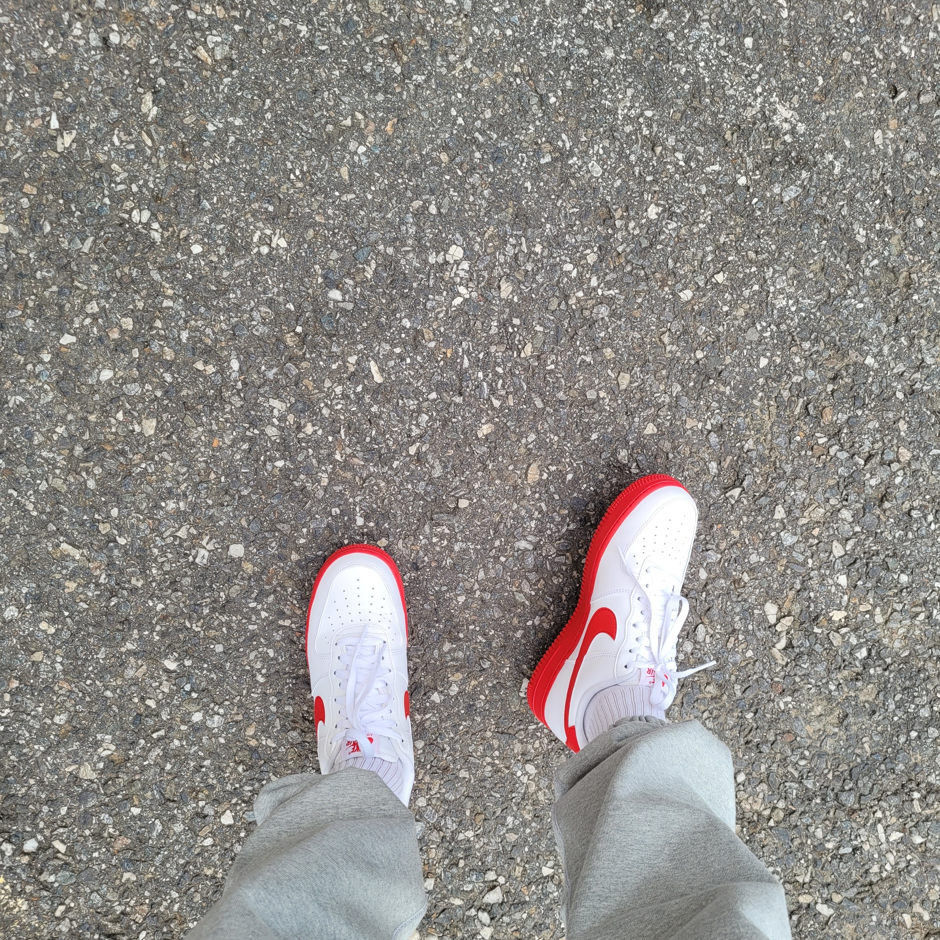 Nike Air Force 1 Low White Red Midsole 착용 스타일