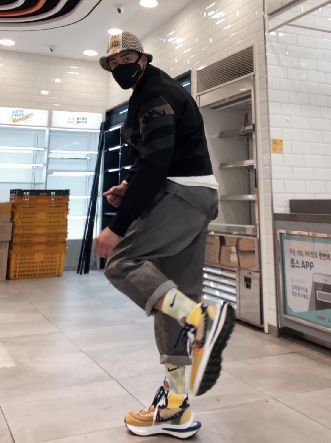 (W) Jordan 11 Retro Animal Instinct Black White, Nike Venturer Performance Face Mask Black 착용 스타일 - 3