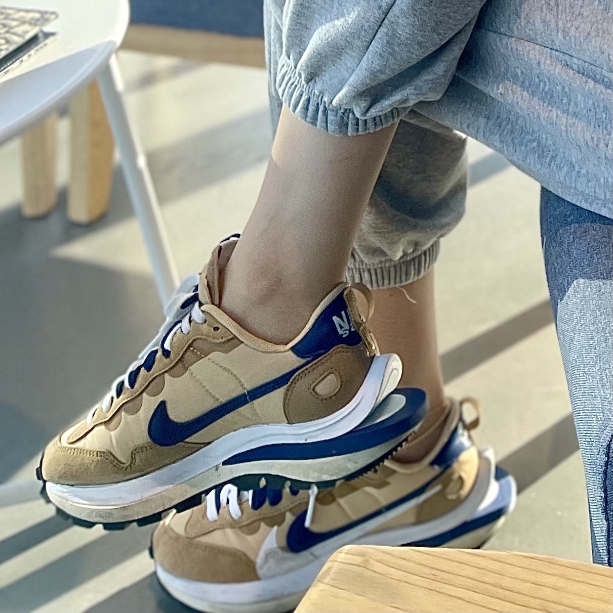 Nike x Sacai VaporWaffle Sesame and Blue Void 착용 스타일