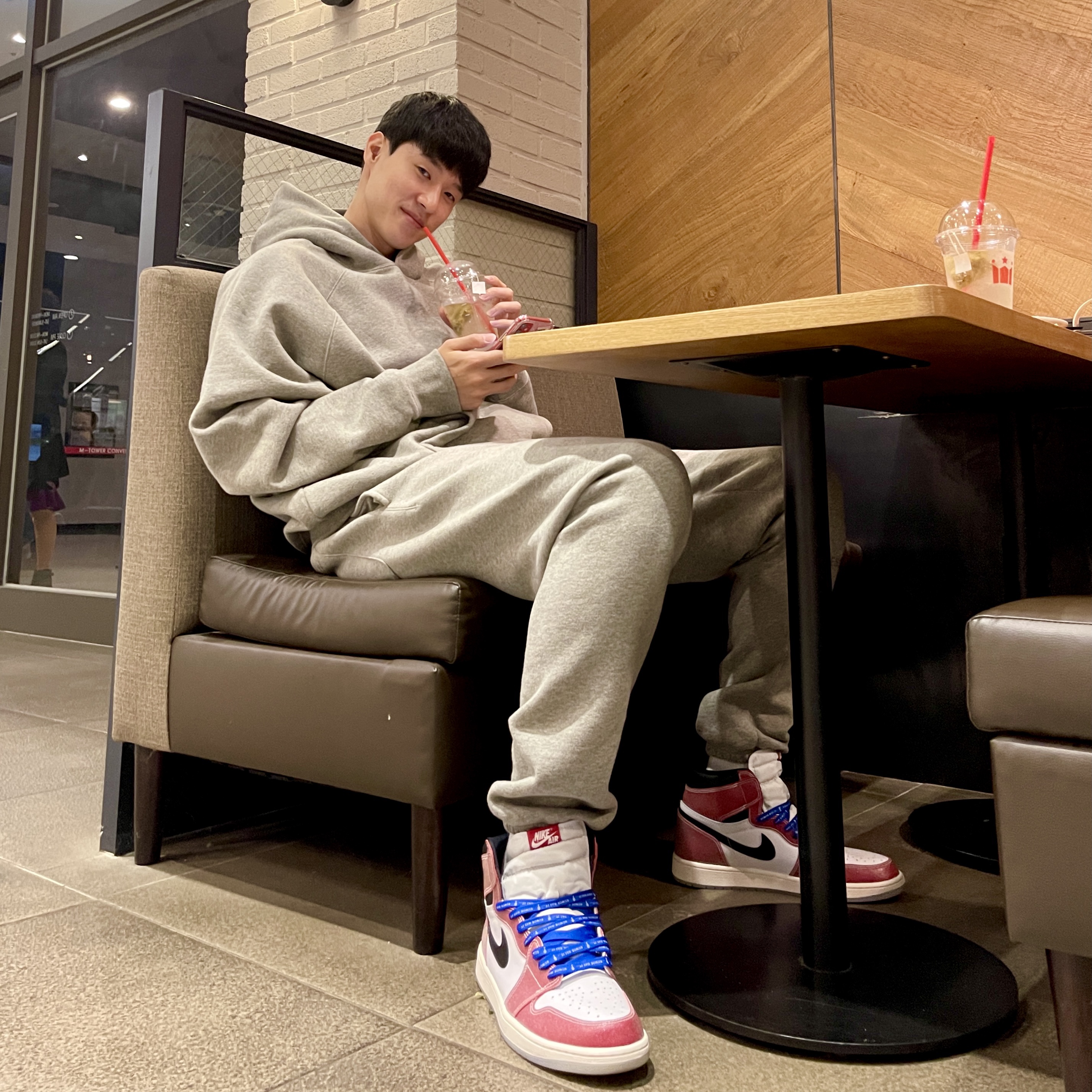 Jordan 1 x Trophy Room Retro High OG SP Chicago (Friends & Family) 착용 스타일 - 5