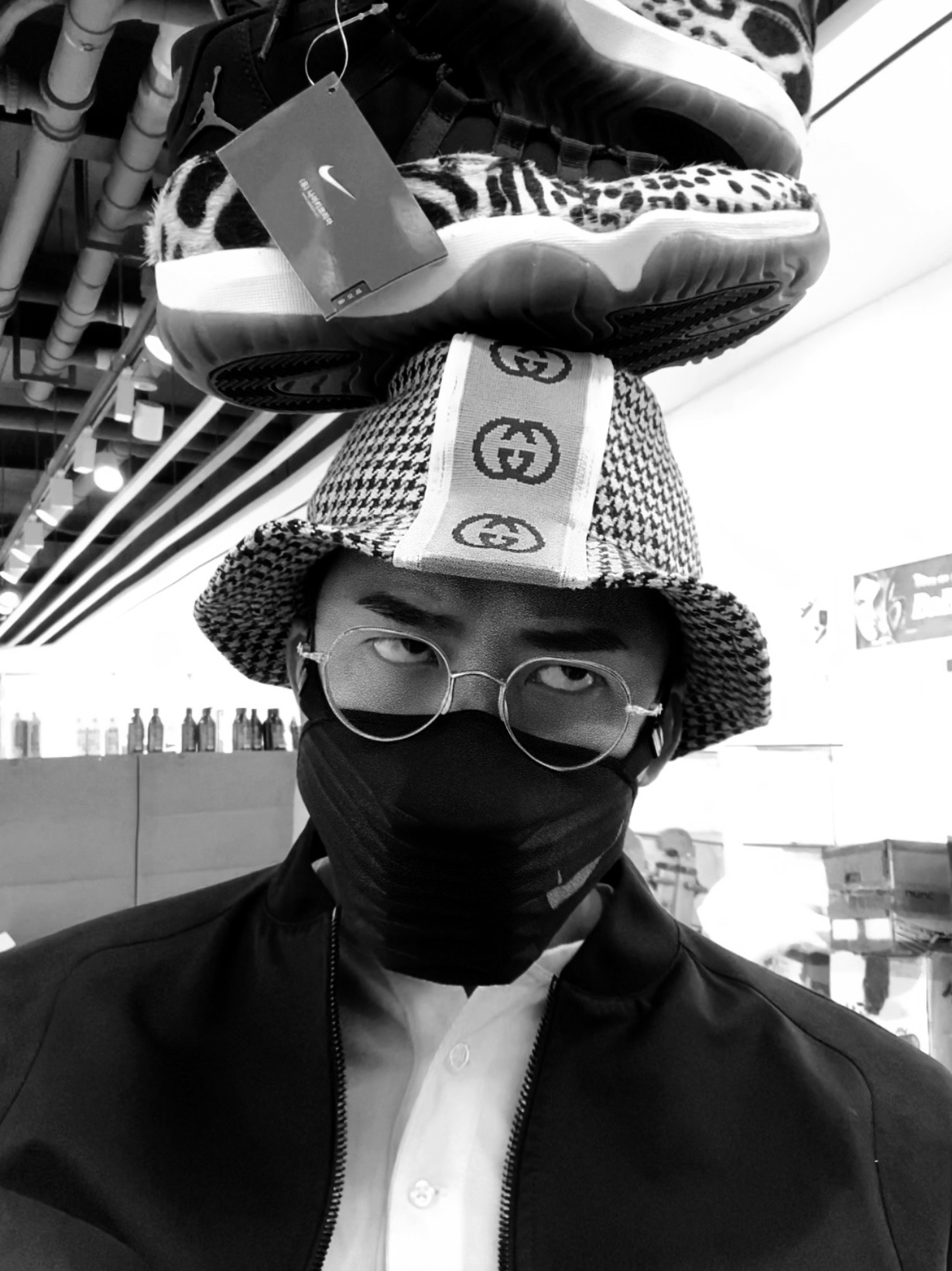 (W) Jordan 11 Retro Animal Instinct Black White, Nike Venturer Performance Face Mask Black 착용 스타일 - 1