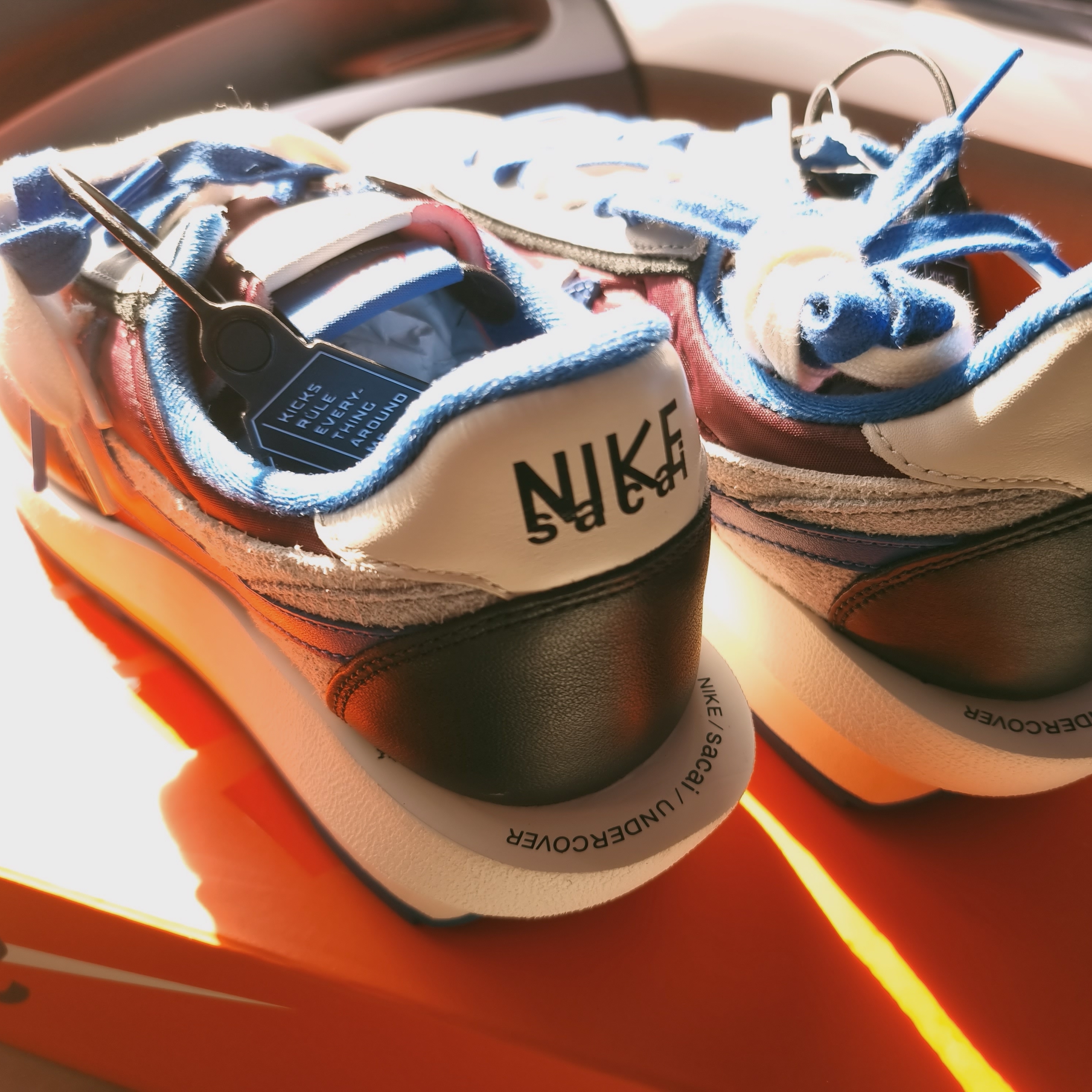 Nike x Sacai x Undercover LDWaffle Night Maroon Team Royal 착용 스타일 - 2