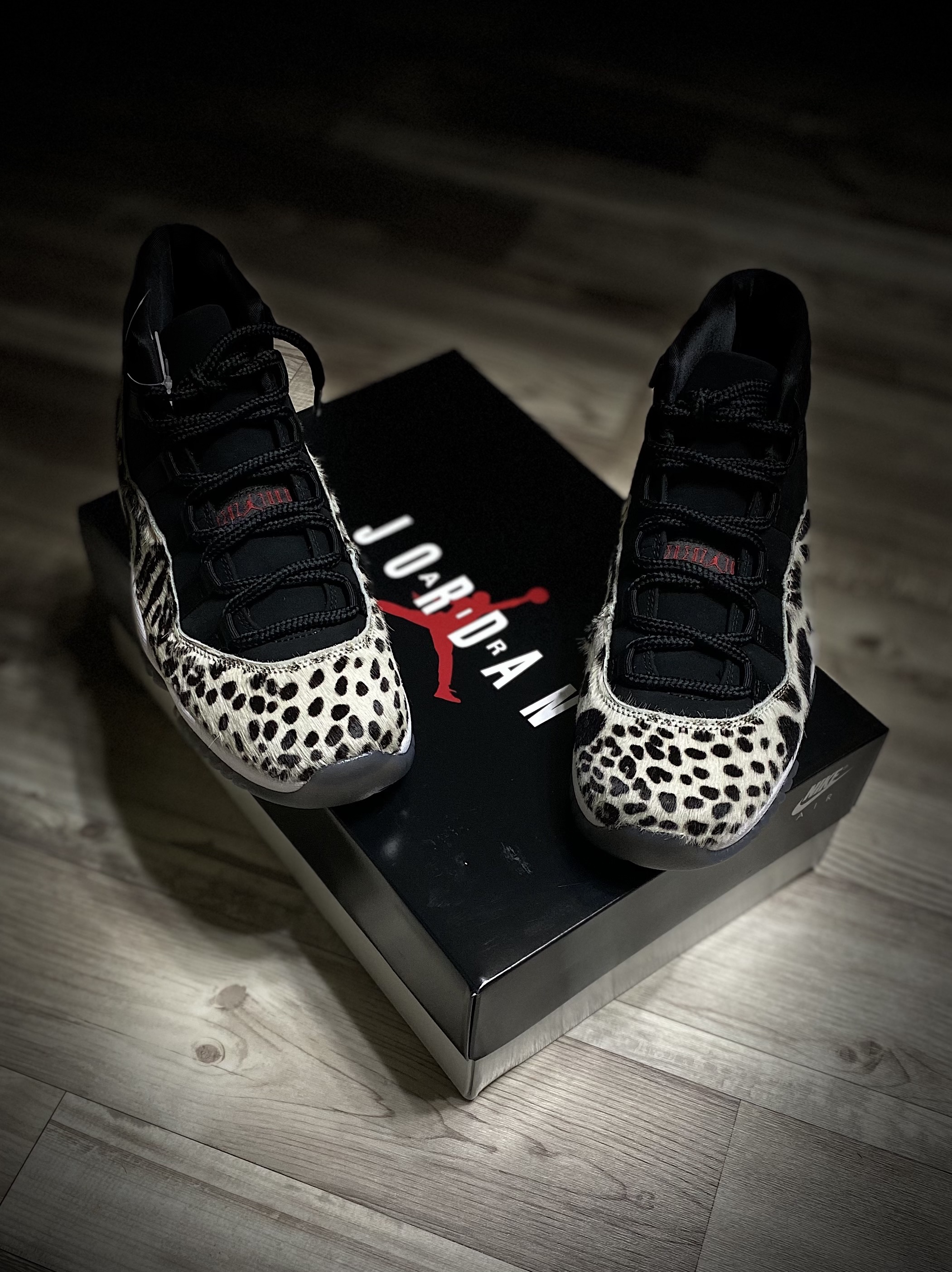 (W) Jordan 11 Retro Animal Instinct Black White 착용 스타일 - 1