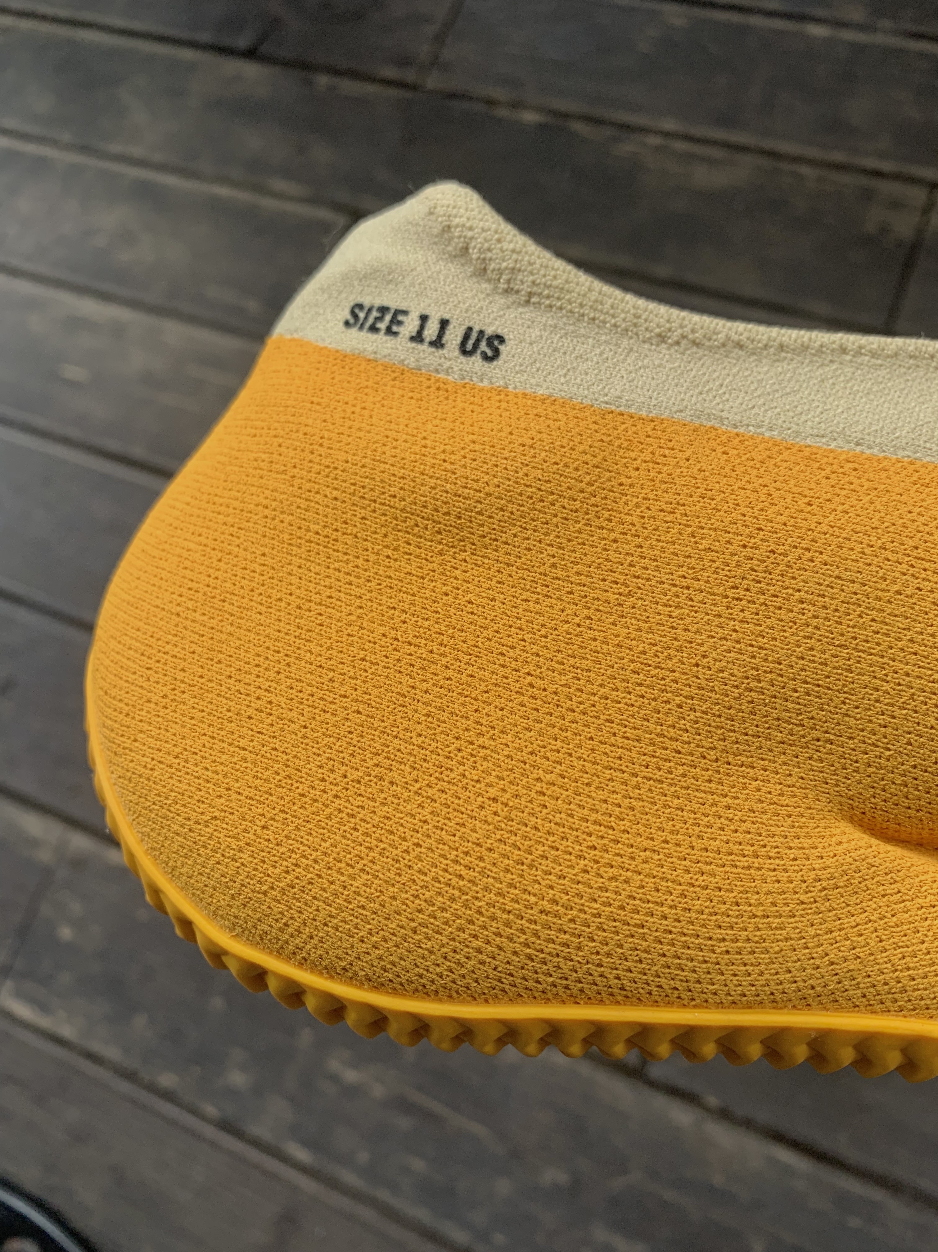 Adidas Yeezy Knit RNR Sulfur 착용 스타일 - 3
