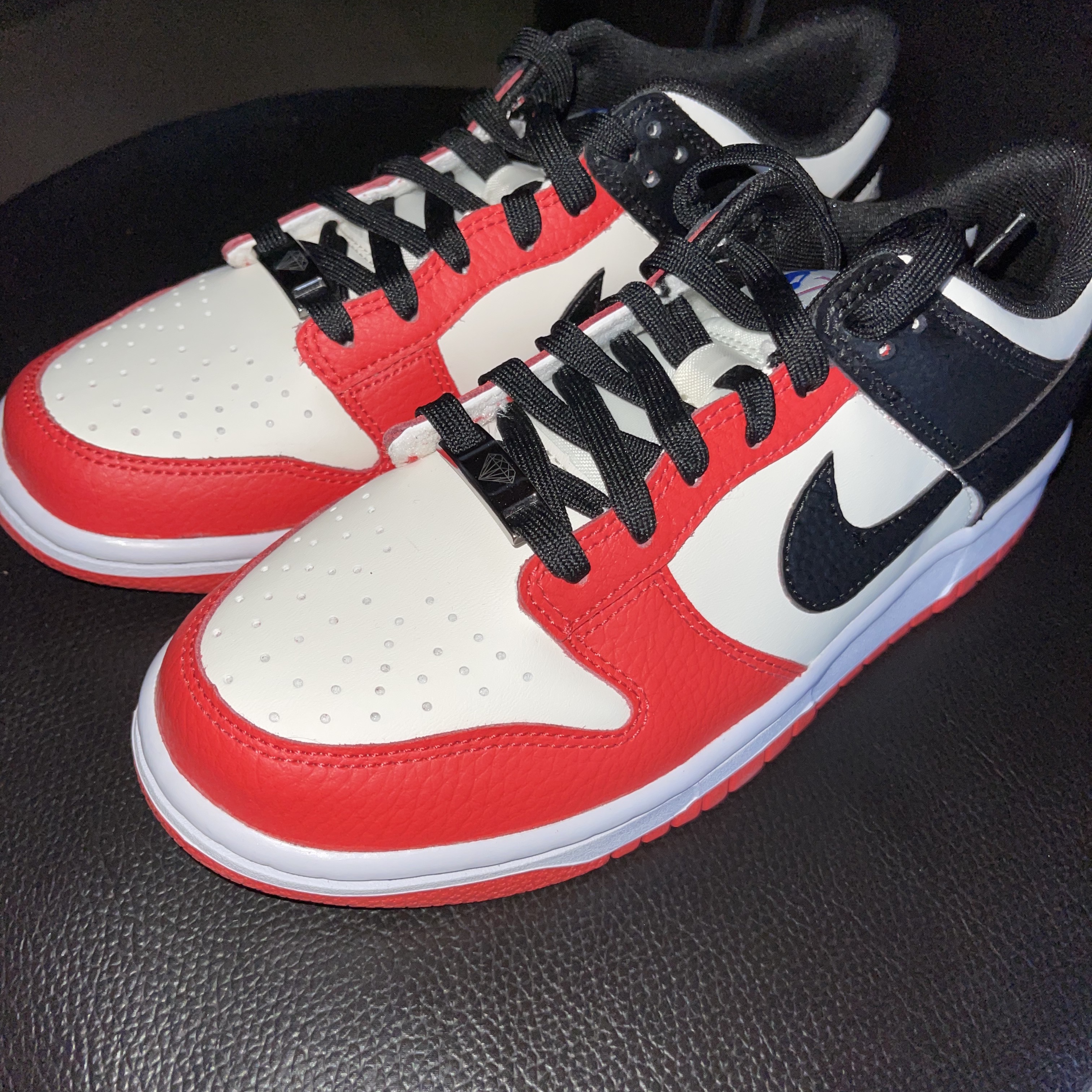 (GS) Nike x NBA Dunk Low Black and Chile Red 착용 스타일 - 2