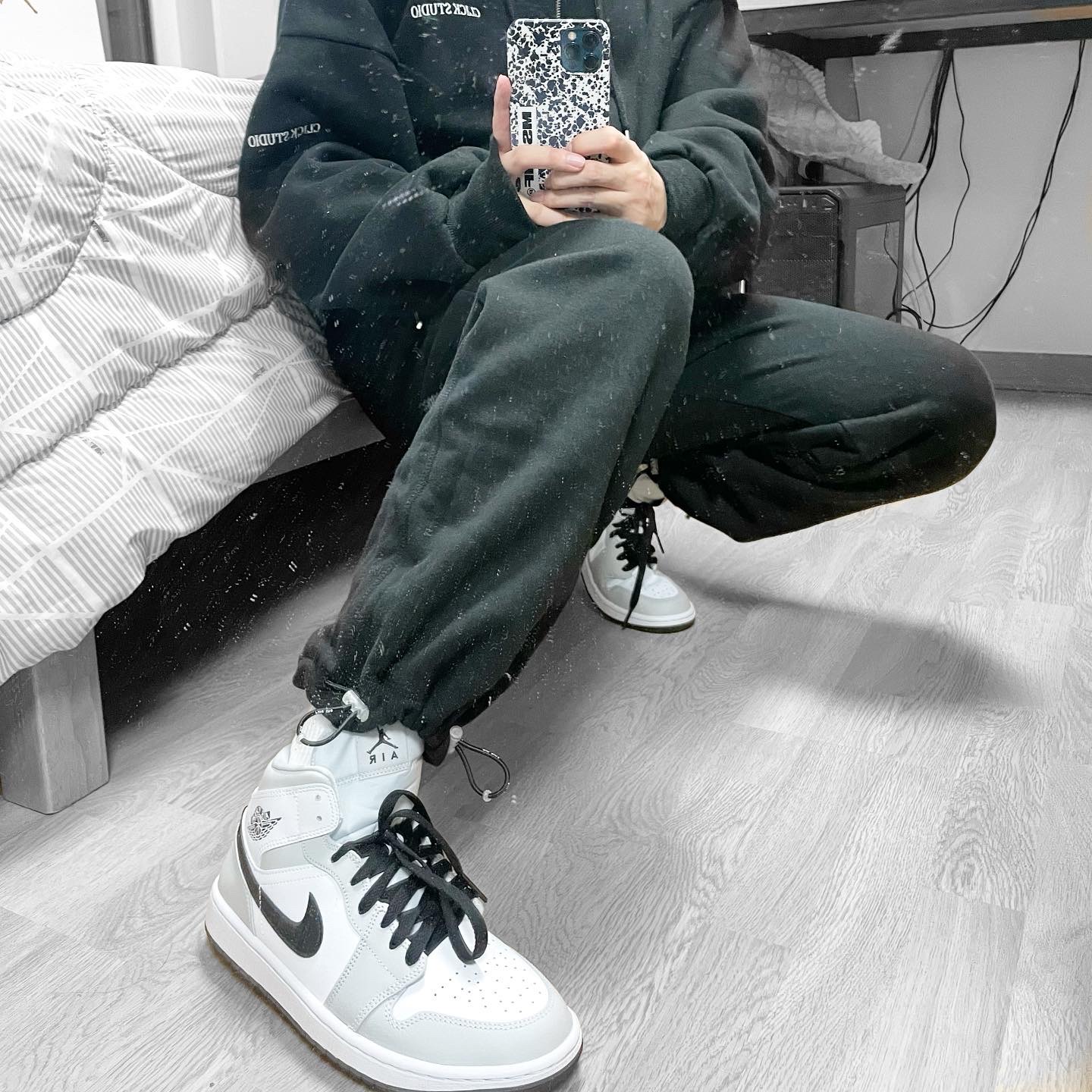 (W) Jordan 1 Mid Grey Fog 착용 스타일 - 2