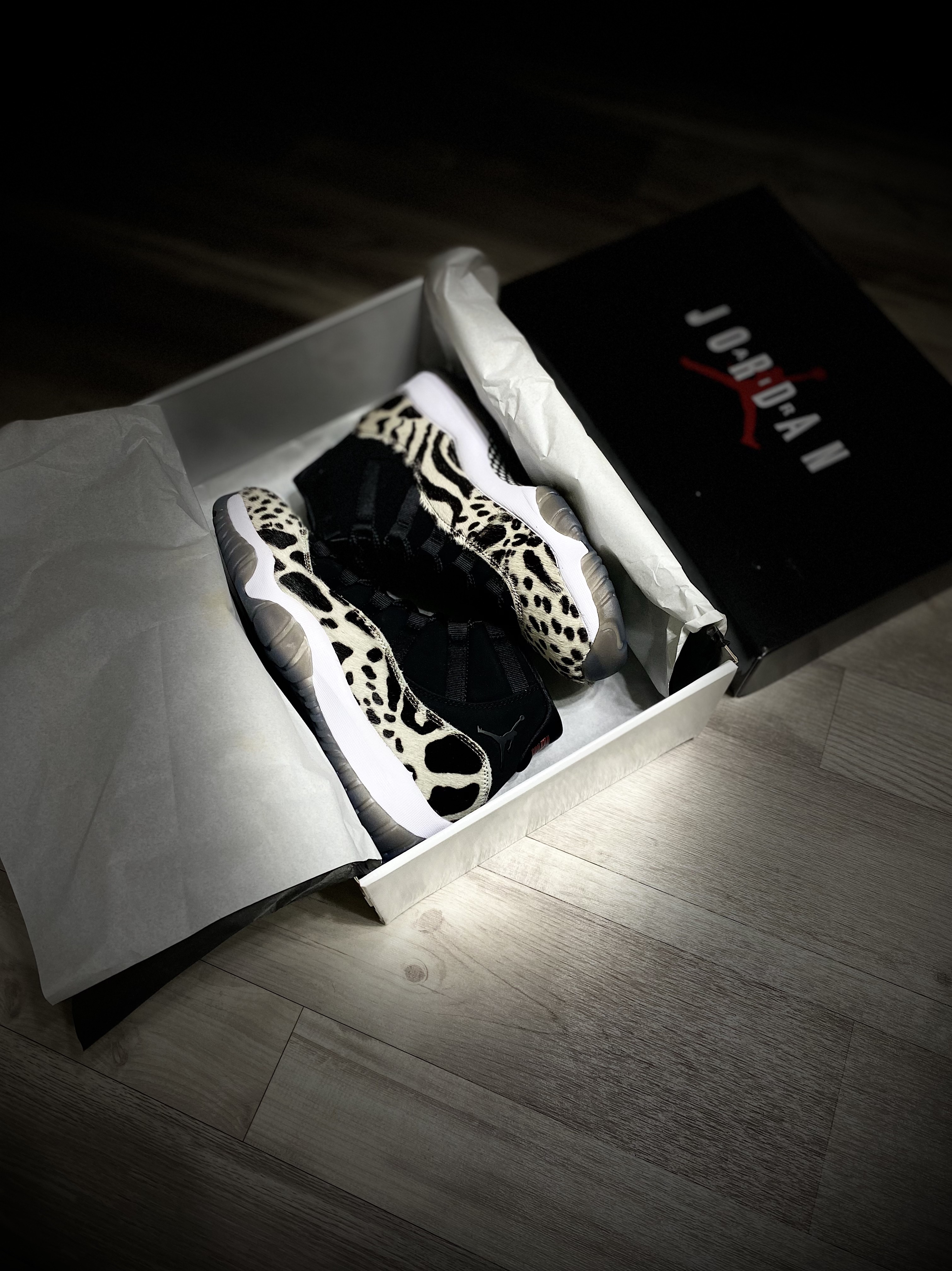 (W) Jordan 11 Retro Animal Instinct Black White 착용 스타일 - 3