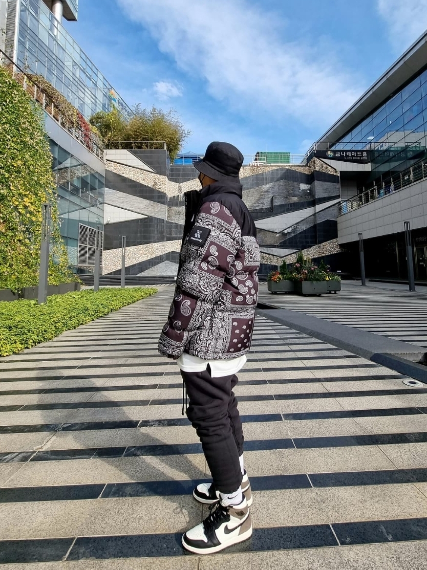 The North Face Nuptse Down Jacket Black, Jordan 1 Retro High OG Black Mocha 착용 스타일 - 1