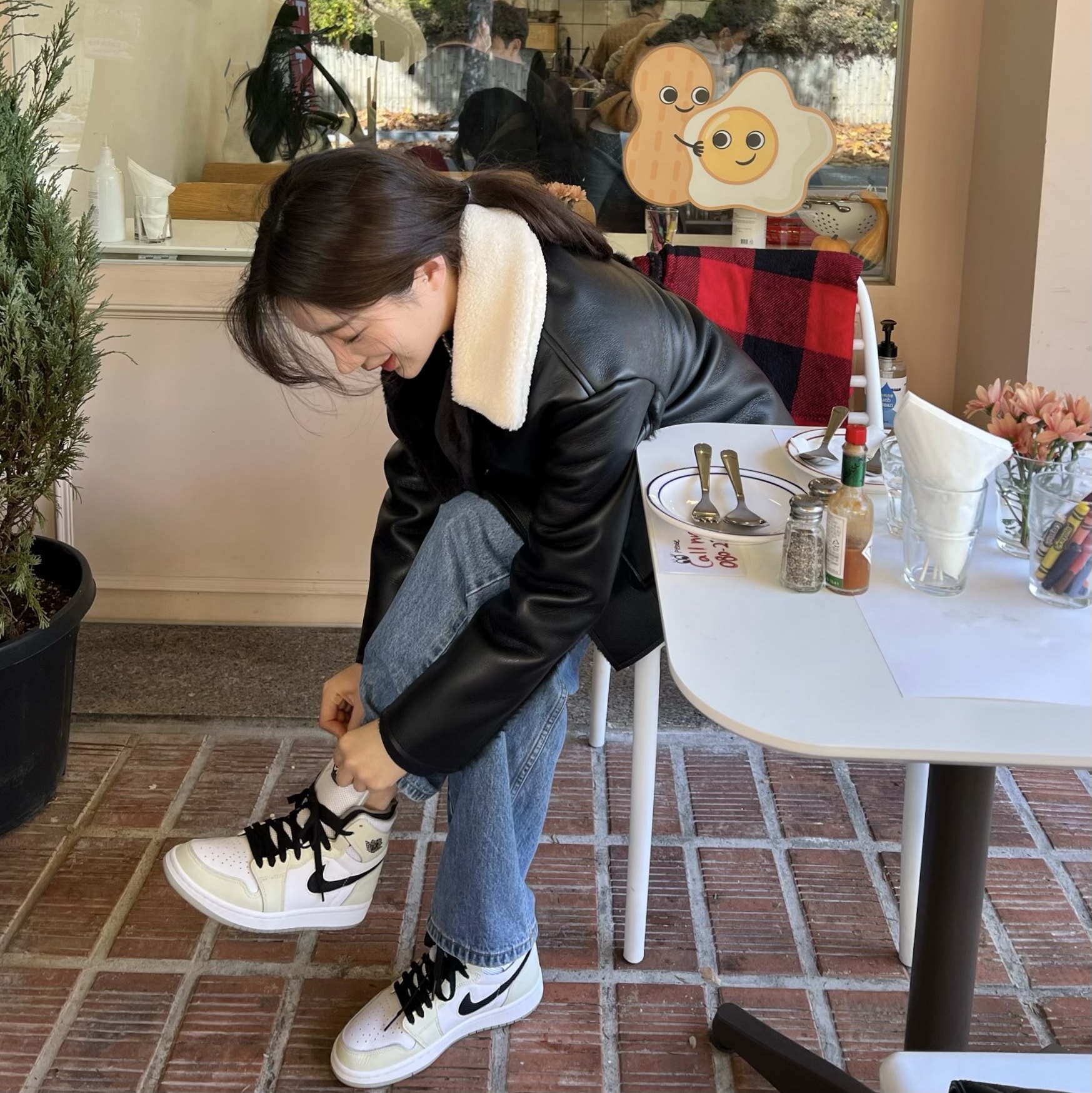 (W) Jordan 1 Zoom Air CMFT Light Bone 착용 스타일 - 2