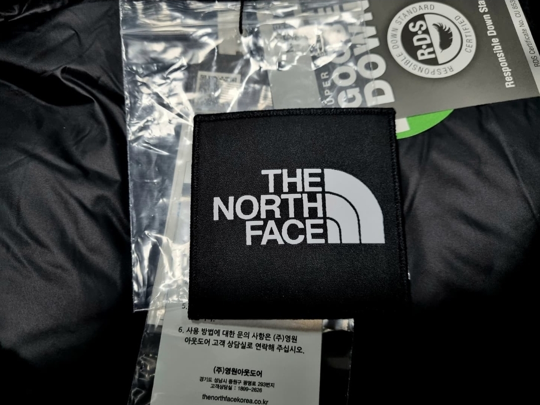 The North Face Nuptse Down Jacket Black, The North Face Nuptse Down Jacket Red 착용 스타일 - 3