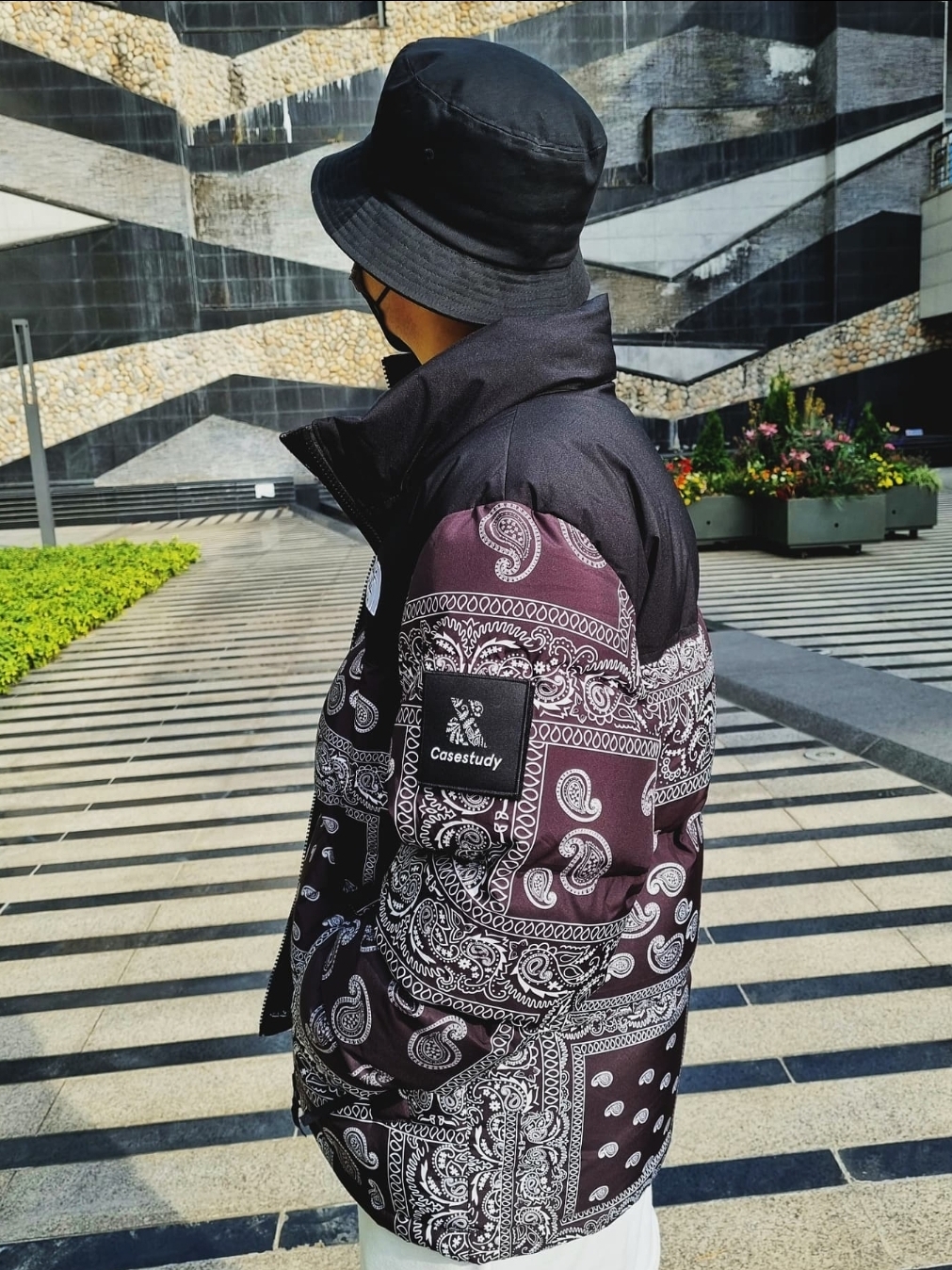 The North Face Nuptse Down Jacket Black, Jordan 1 Retro High OG Black Mocha 착용 스타일 - 3