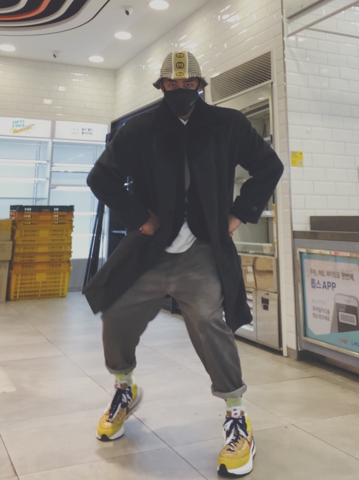 (W) Jordan 11 Retro Animal Instinct Black White, Nike Venturer Performance Face Mask Black 착용 스타일 - 4
