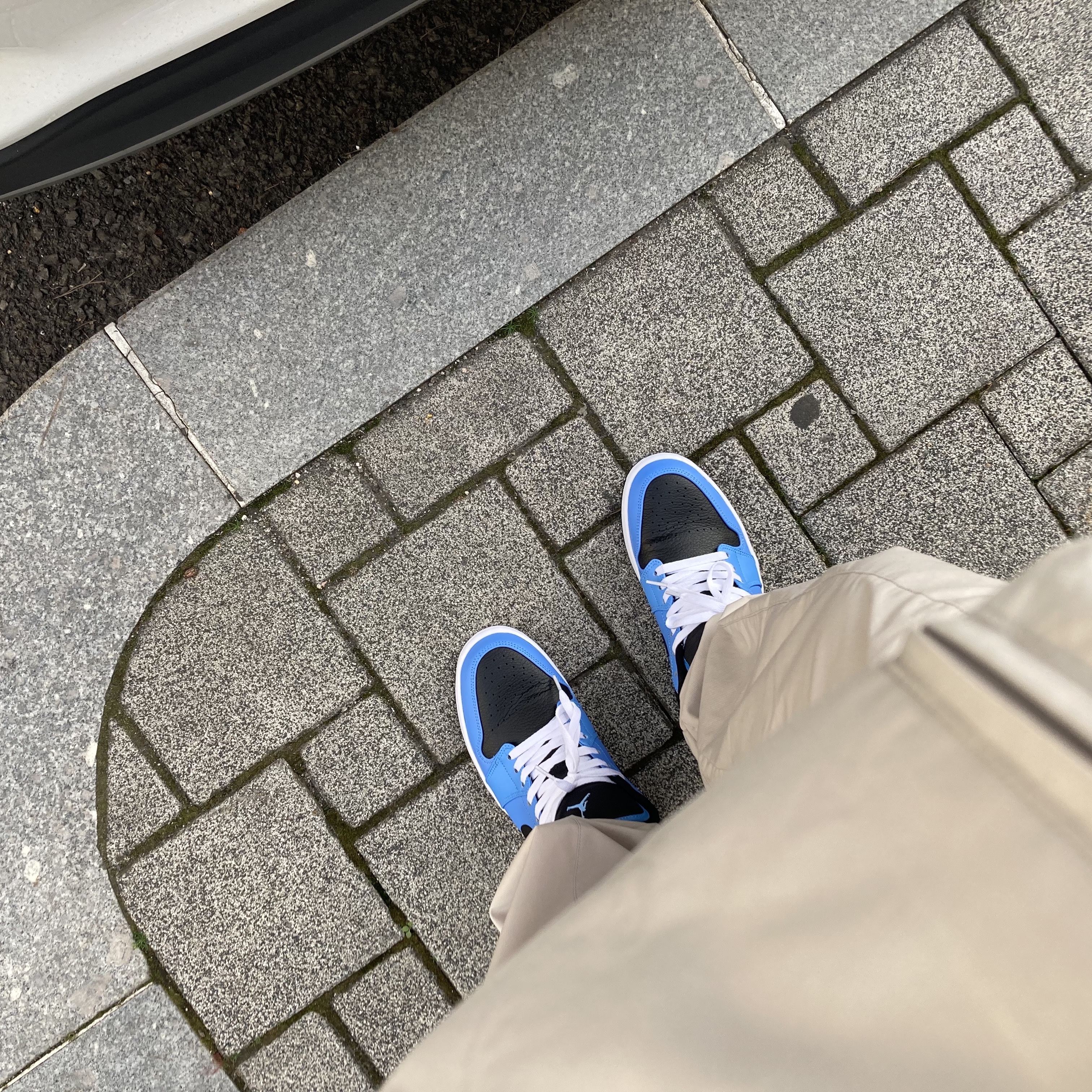 Jordan 1 Low University Blue Black 착용 스타일 - 1