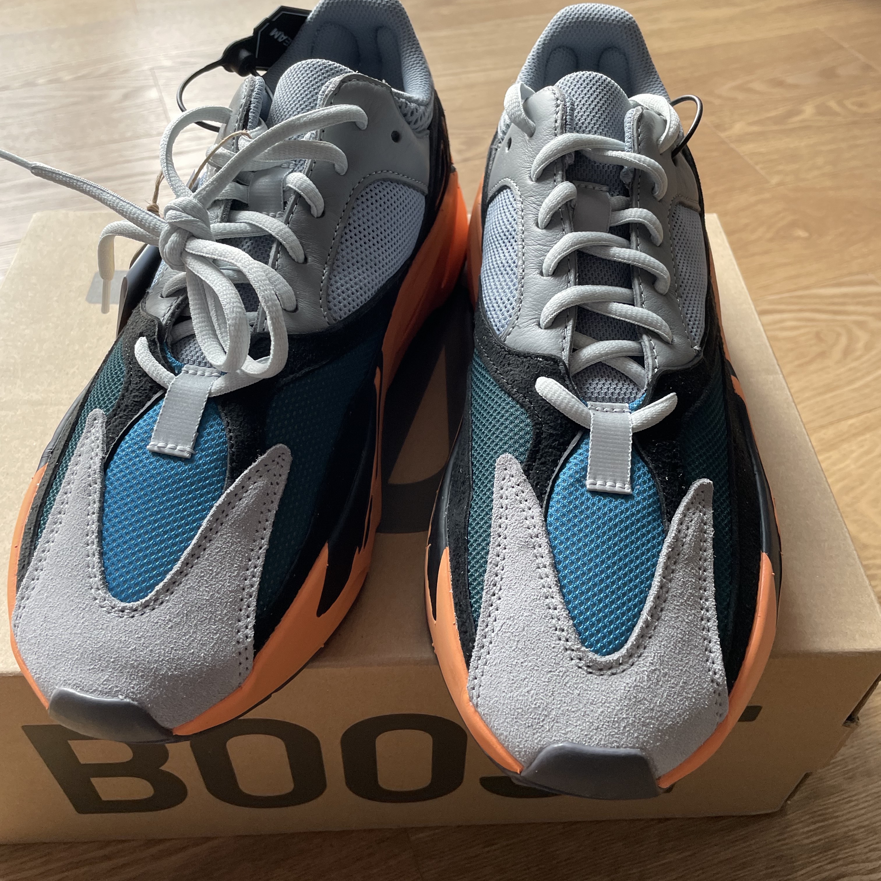 Adidas Yeezy Boost 700 Wash Orange 착용 스타일 - 2