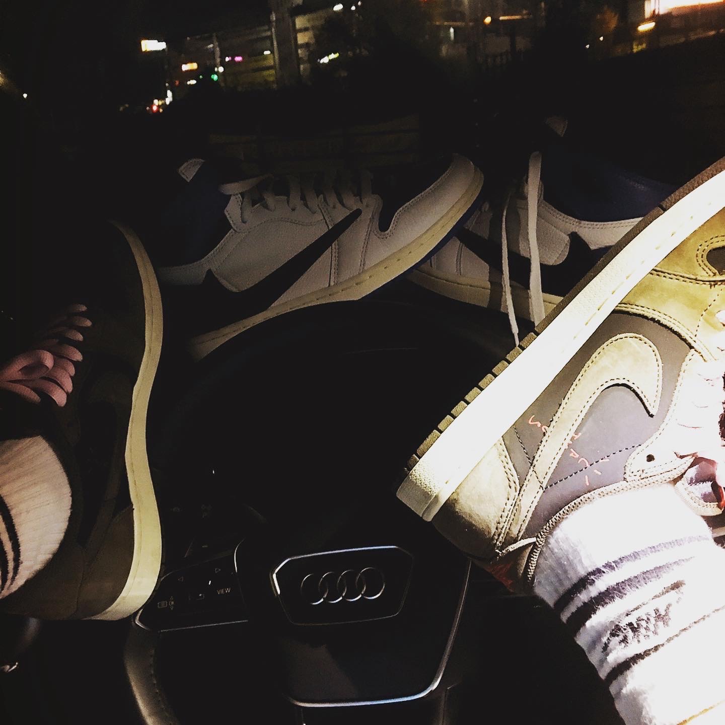 Jordan 1 x Travis Scott Retro Low OG SP Mocha, Jordan 1 x Travis Scott x Fragment Retro High OG SP Military Blue 착용 스타일 - 1