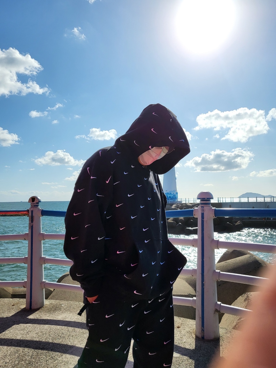 Nike NRG Swoosh Logo Hoodie Black, Nike NRG Swoosh Logo Pants Black 착용 스타일 - 2