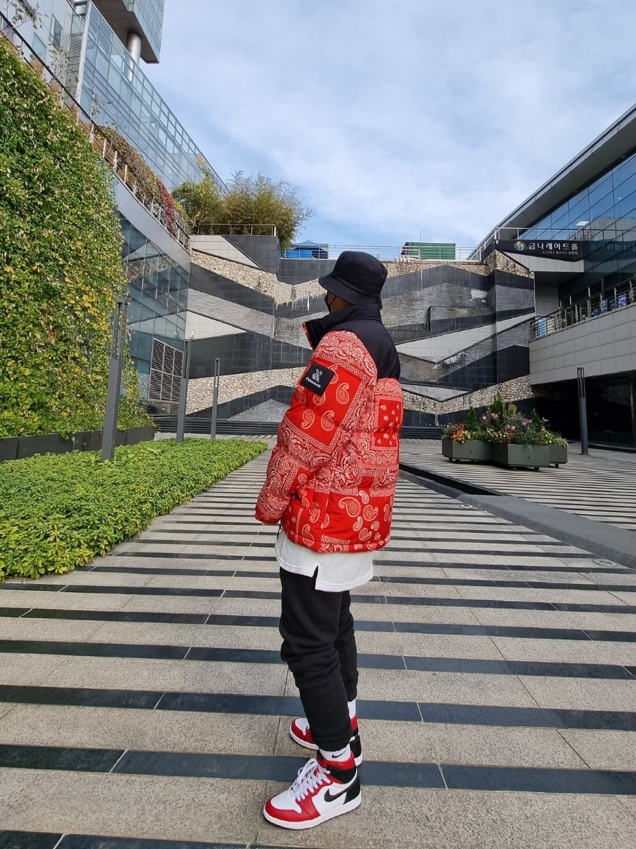 The North Face Nuptse Down Jacket Red, (W) Jordan 1 Retro High Satin Red 착용 스타일 - 1
