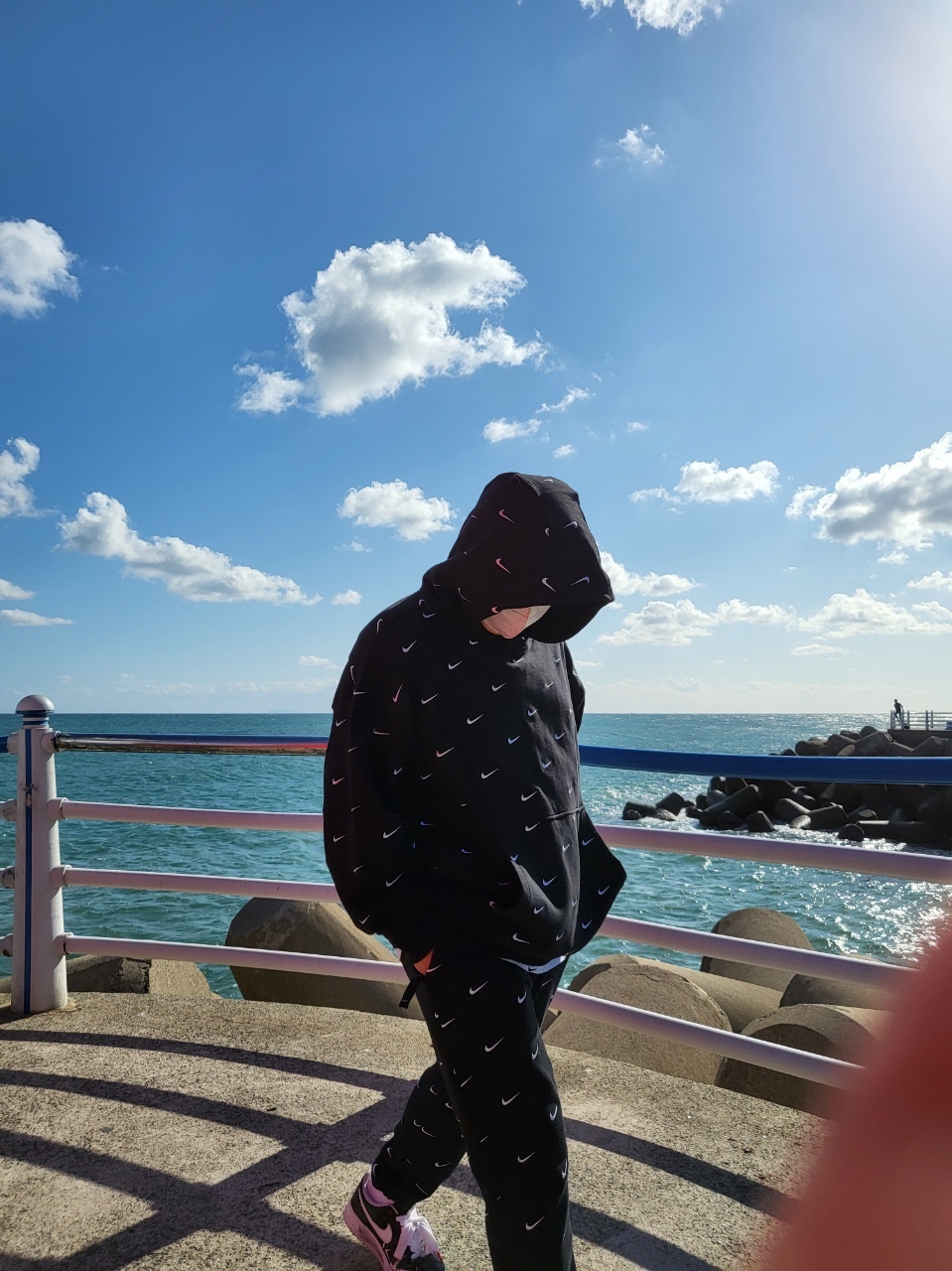 Nike NRG Swoosh Logo Hoodie Black, Nike NRG Swoosh Logo Pants Black 착용 스타일 - 1