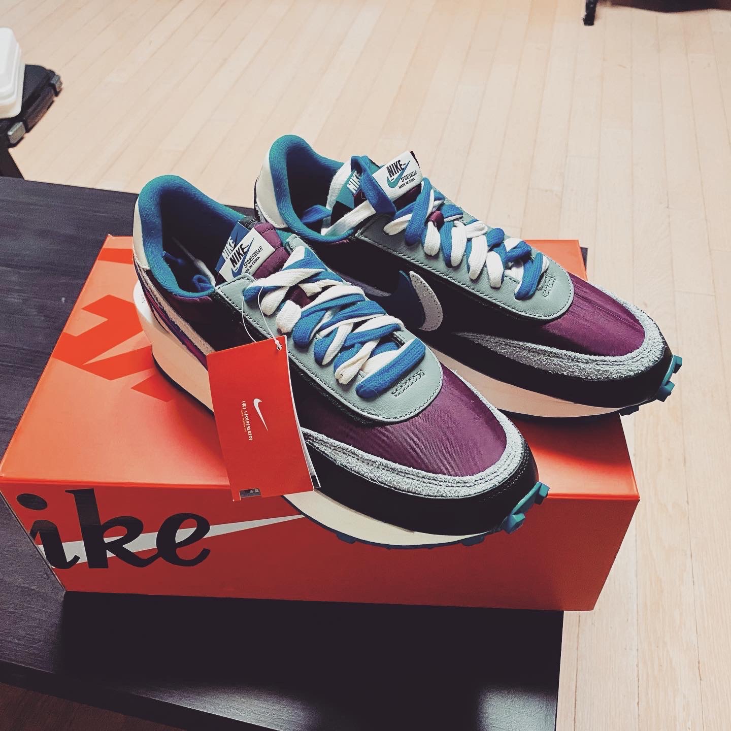 Nike x Sacai x Undercover LDWaffle Night Maroon Team Royal 착용 스타일 - 2