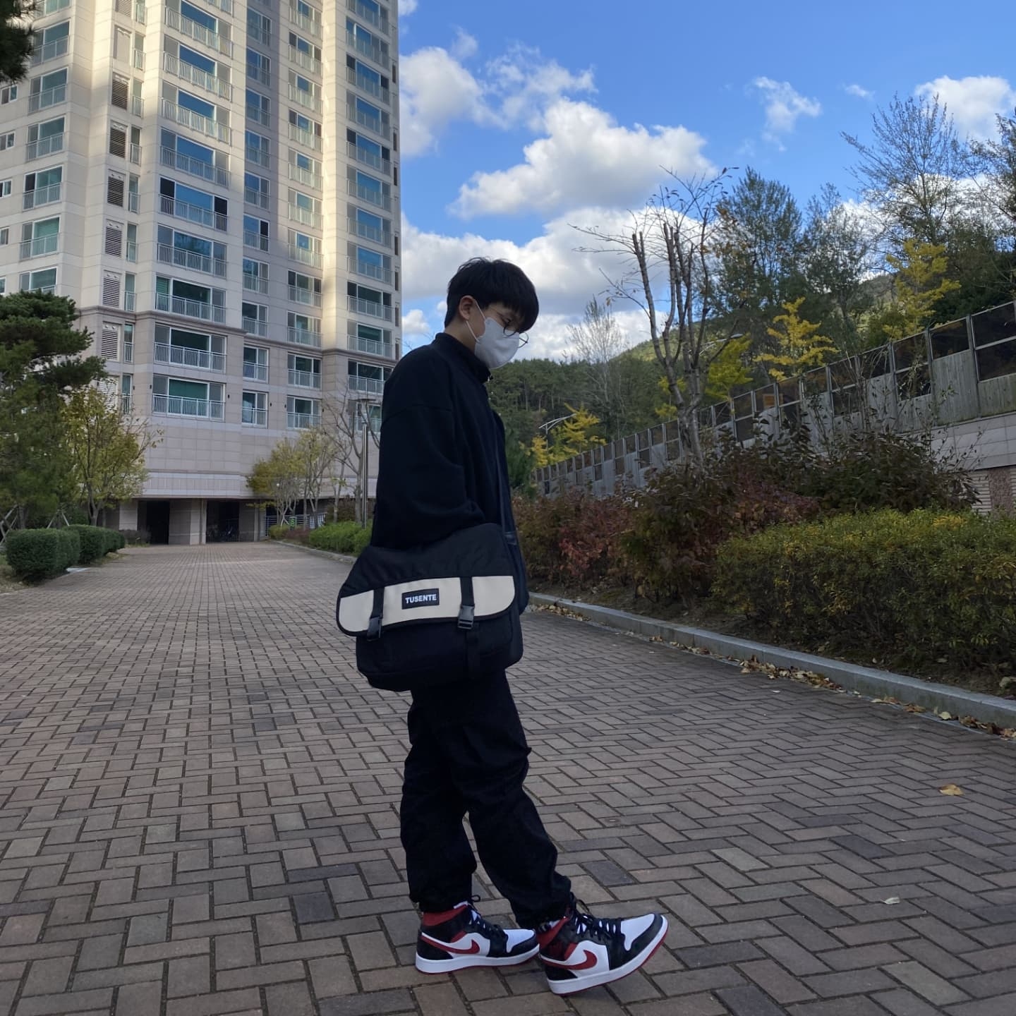 Jordan 1 Mid Gym Red Black White 착용 스타일 - 3